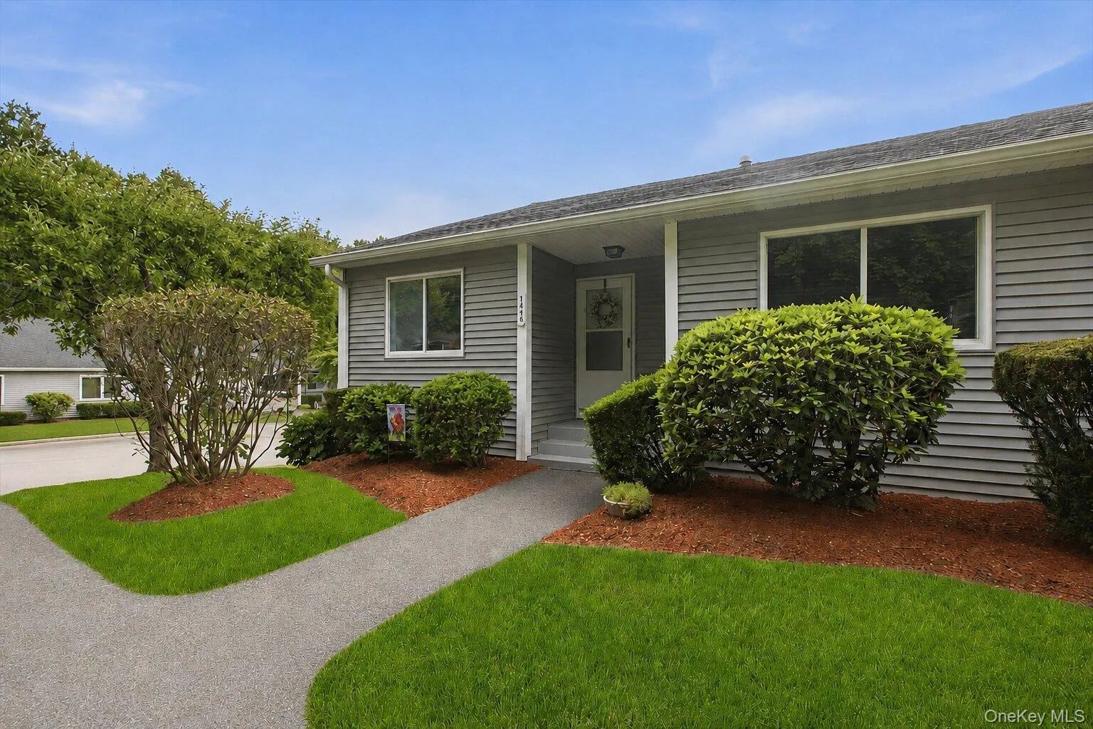 Sought After End-unit in Village Xl Sought After End-unit in Village Xl