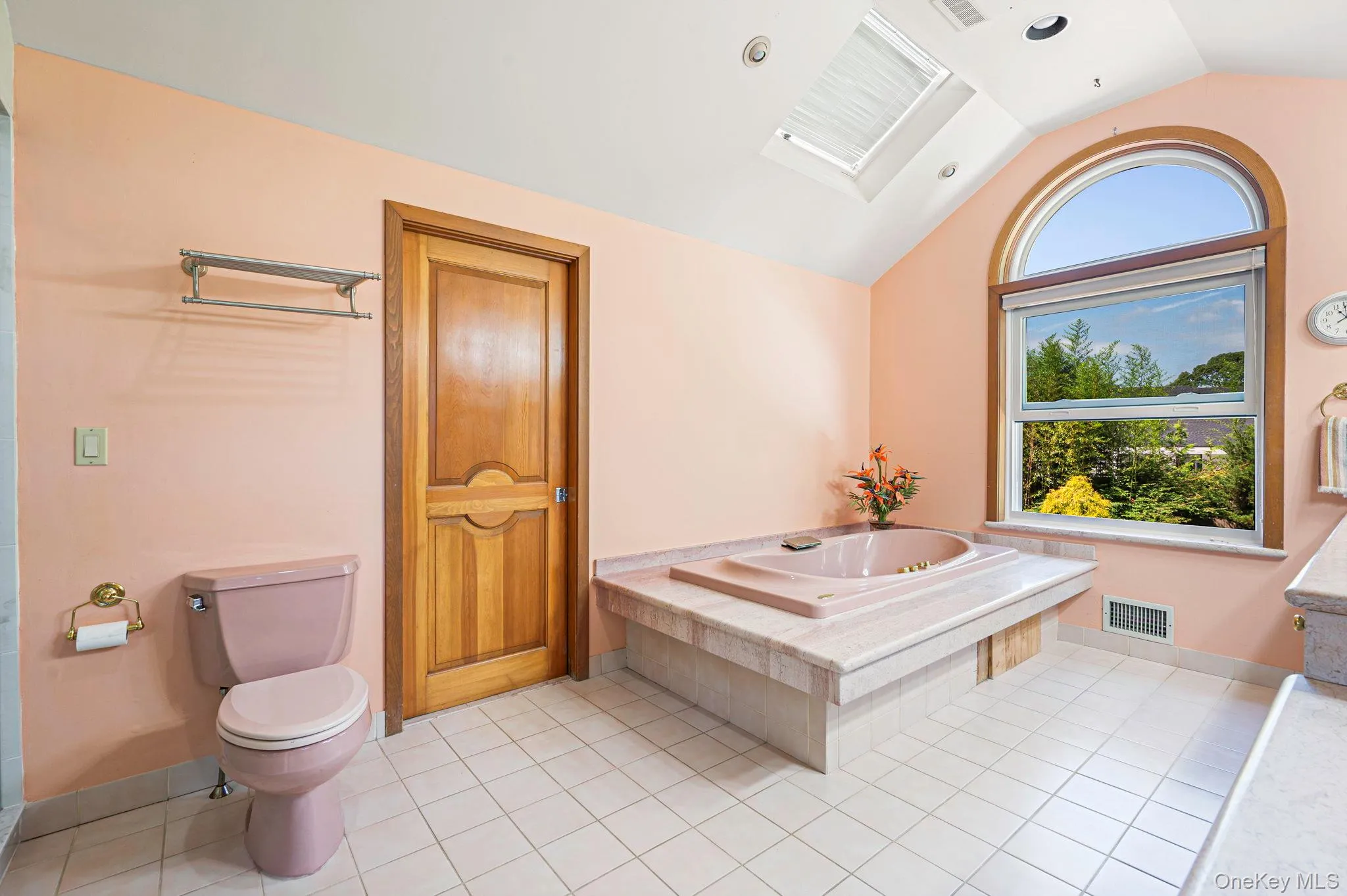 Oversized Primary En-Suite Bath with Dual Vanity, Jacuzzi Tub, Walk In Shower Oversized Primary En-Suite Bath with Dual Vanity, Jacuzzi Tub, Walk In Shower