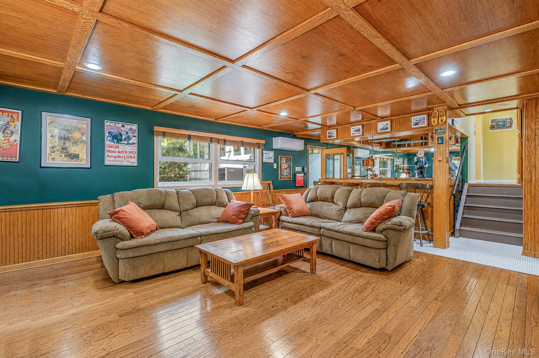 Beautiful Den with HW Floors, Radiant Heat, Built in Bar Beautiful Den with HW Floors, Radiant Heat, Built in Bar