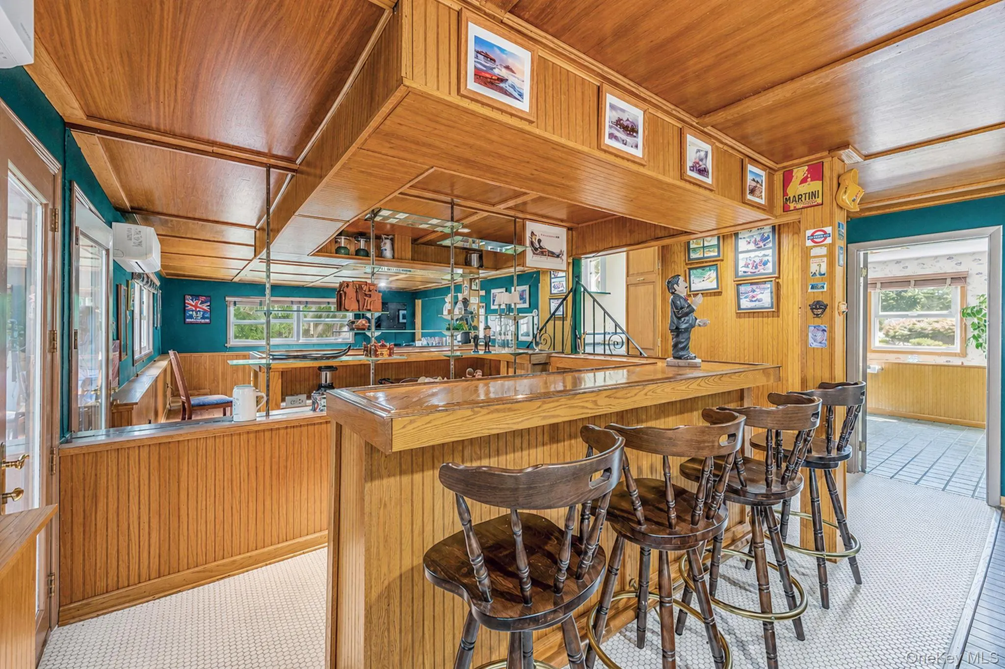 Beautiful Den with HW Floors, Radiant Heat, Built in Bar Beautiful Den with HW Floors, Radiant Heat, Built in Bar