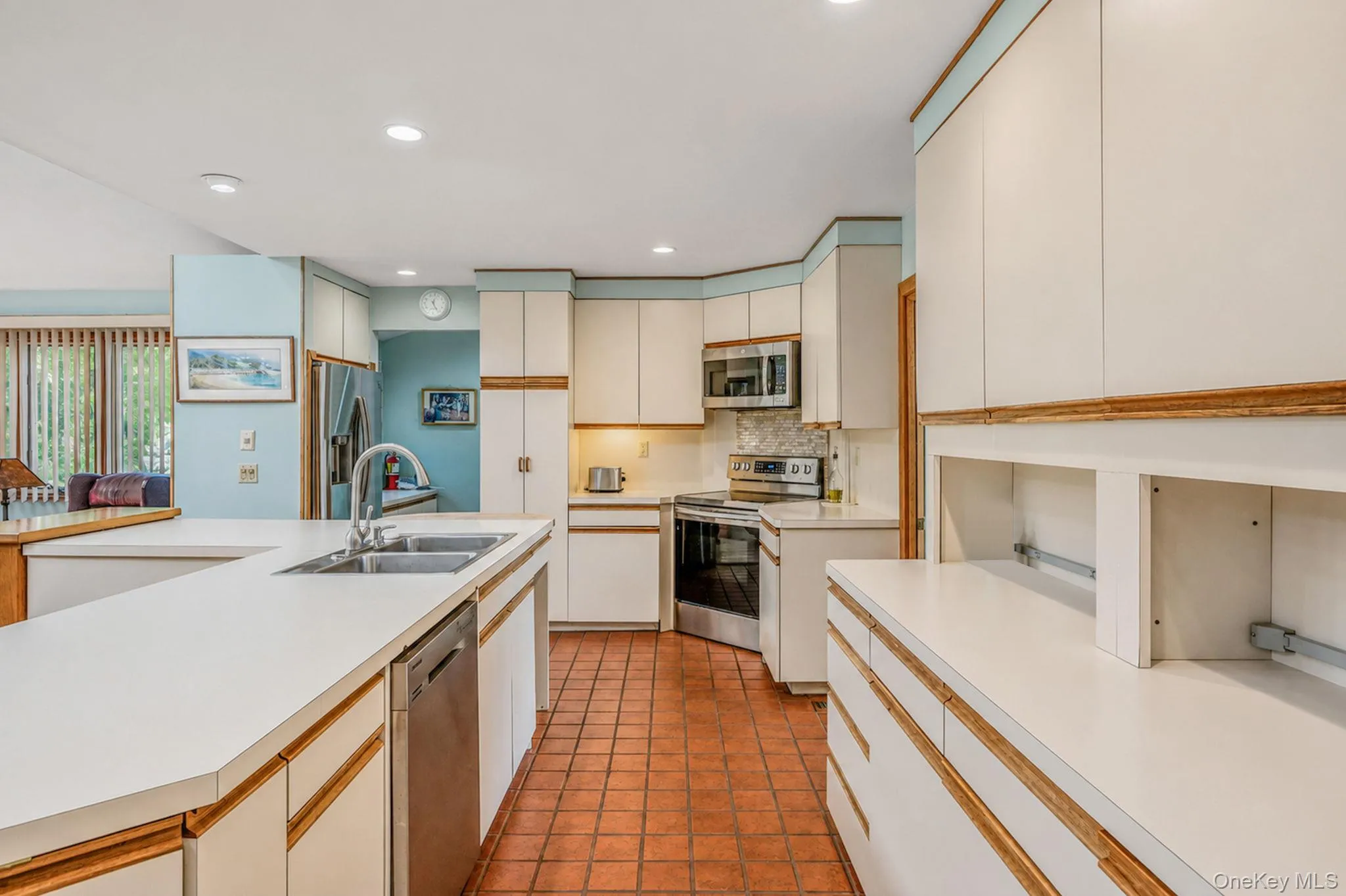 Spacious EIK with Center Island, SS Appliances, Ample Cabinetry, Pantry, Open Flow to Great Room Spacious EIK with Center Island, SS Appliances, Ample Cabinetry, Pantry, Open Flow to Great Room