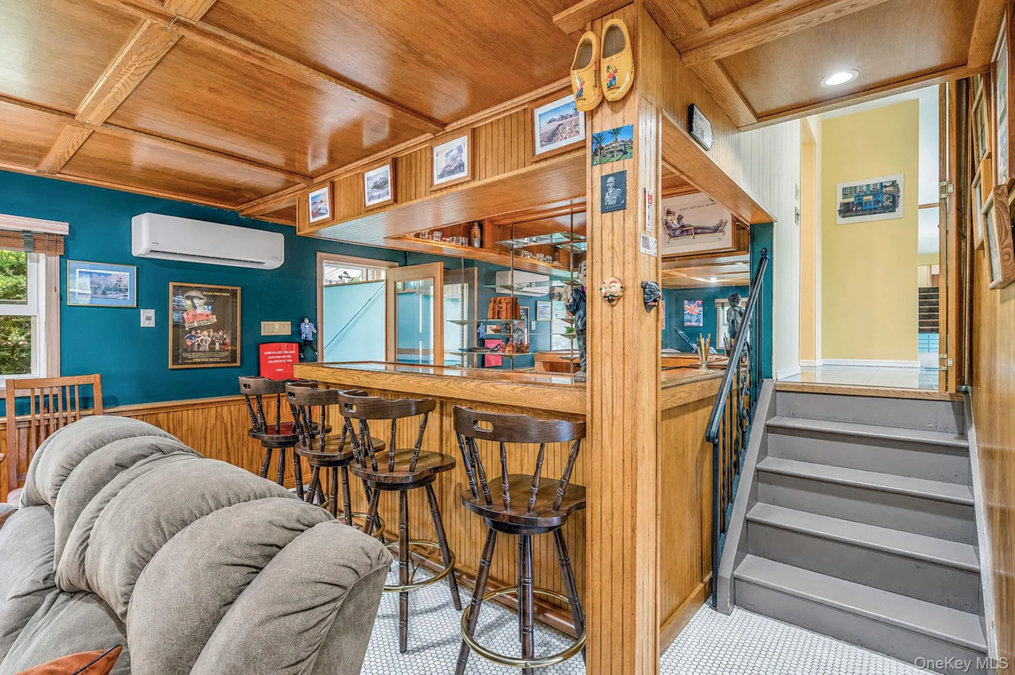 Beautiful Den with HW Floors, Radiant Heat, Built in Bar Beautiful Den with HW Floors, Radiant Heat, Built in Bar