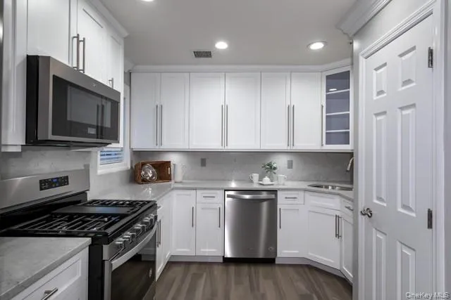 100 Pineview Lane, Brookhaven, NY, 2 Bedrooms Bedrooms, 7 Rooms Rooms,2 BathroomsBathrooms,Residential Lease,For Rent,Pineview,0,1032619 100 Pineview Lane, Brookhaven, NY, 2 Bedrooms Bedrooms, 7 Rooms Rooms,2 BathroomsBathrooms,Residential Lease,For Rent,Pineview,0,1032619