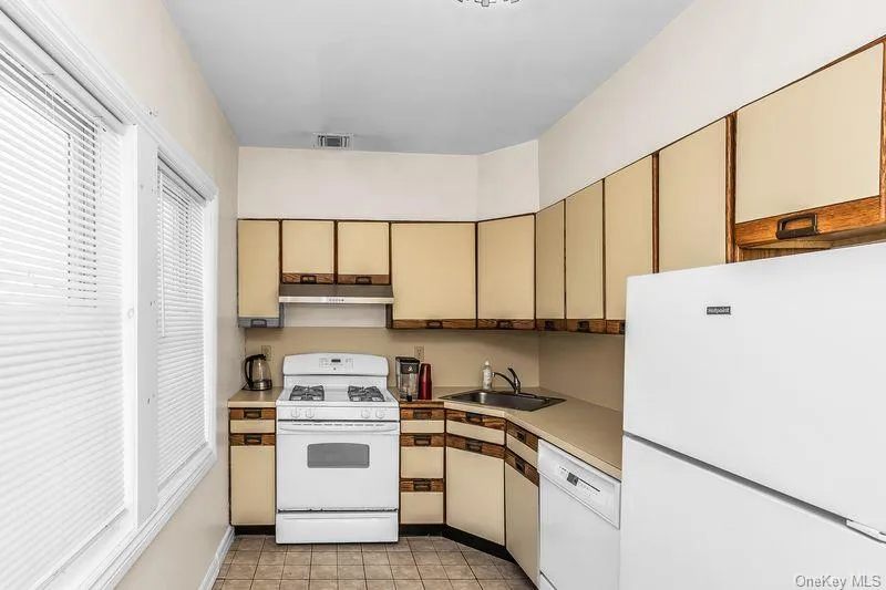 548 Broadway, Long Beach, NY, 3 Bedrooms Bedrooms, 6 Rooms Rooms,1 BathroomBathrooms,Residential,For Rent,Broadway,0,1032691 548 Broadway, Long Beach, NY, 3 Bedrooms Bedrooms, 6 Rooms Rooms,1 BathroomBathrooms,Residential,For Rent,Broadway,0,1032691