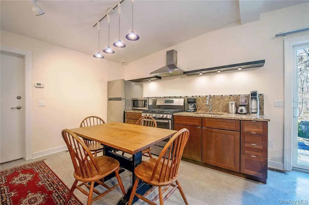 63 Gardiners Lane, East Hampton, NY, 1 Bedroom Bedrooms, 3 Rooms Rooms,1 BathroomBathrooms,Residential Lease,For Rent,Gardiners,0,1032709 63 Gardiners Lane, East Hampton, NY, 1 Bedroom Bedrooms, 3 Rooms Rooms,1 BathroomBathrooms,Residential Lease,For Rent,Gardiners,0,1032709