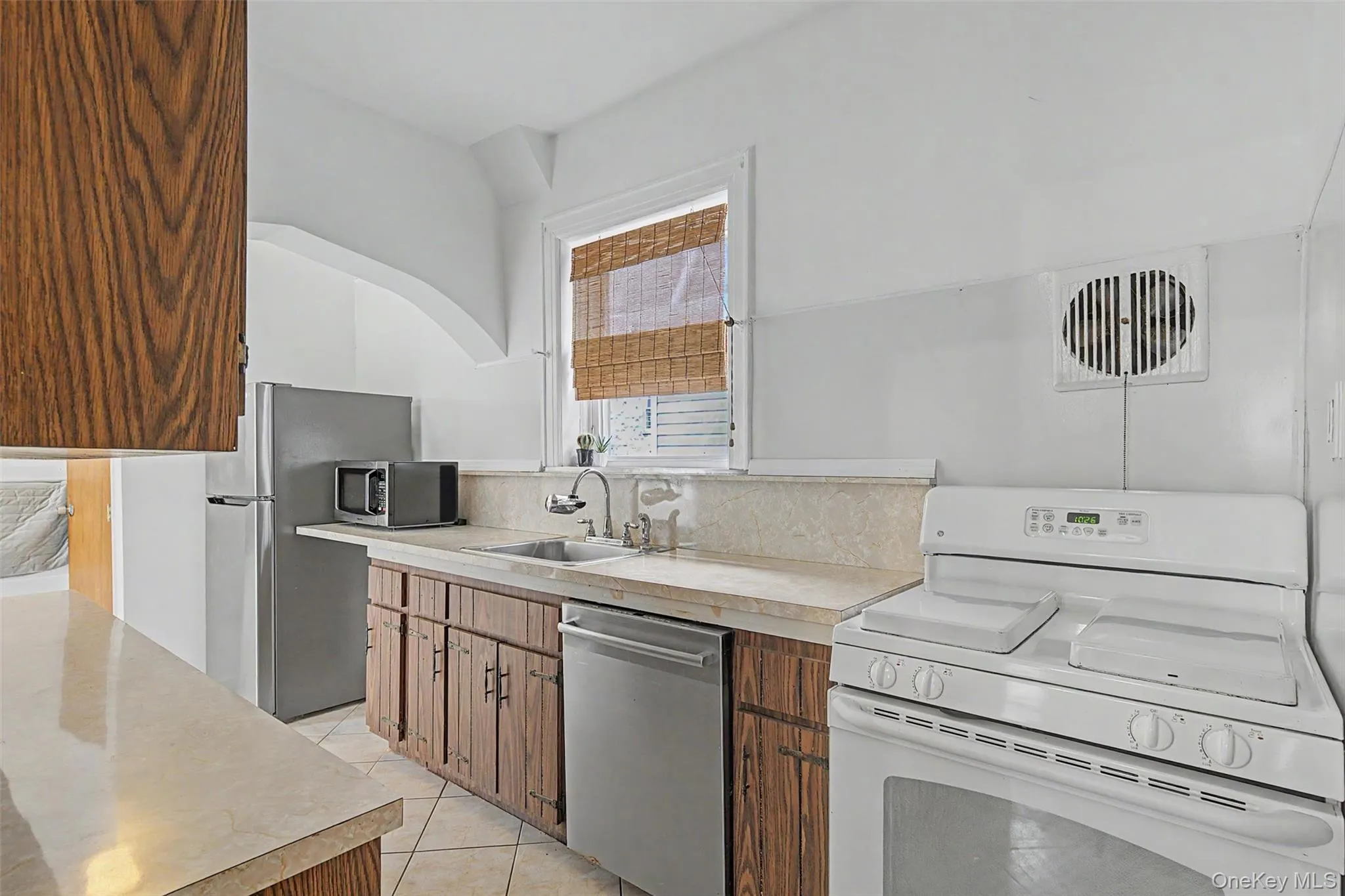 1085 Sackett Avenue, New York, NY, 3 Bedrooms Bedrooms, 6 Rooms Rooms,1 BathroomBathrooms,Residential,For Rent,Sackett,0,1032712 1085 Sackett Avenue, New York, NY, 3 Bedrooms Bedrooms, 6 Rooms Rooms,1 BathroomBathrooms,Residential,For Rent,Sackett,0,1032712