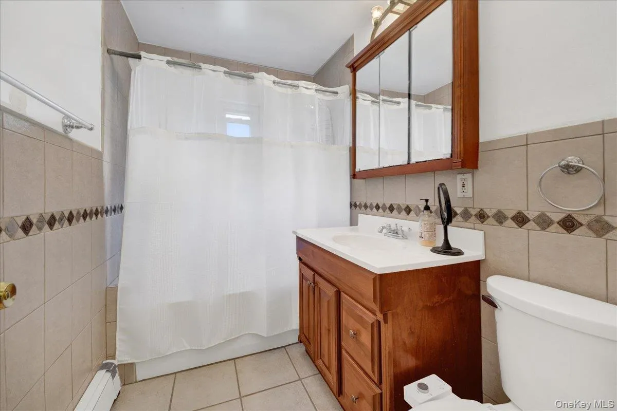 3015 Waterbury Avenue, New York, NY, 3 Bedrooms Bedrooms, 7 Rooms Rooms,1 BathroomBathrooms,Residential,For Rent,Waterbury,0,1032754 3015 Waterbury Avenue, New York, NY, 3 Bedrooms Bedrooms, 7 Rooms Rooms,1 BathroomBathrooms,Residential,For Rent,Waterbury,0,1032754
