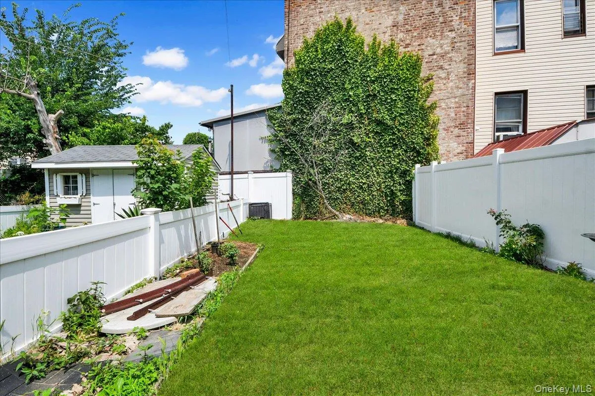 3015 Waterbury Avenue, New York, NY, 3 Bedrooms Bedrooms, 7 Rooms Rooms,1 BathroomBathrooms,Residential,For Rent,Waterbury,0,1032754 3015 Waterbury Avenue, New York, NY, 3 Bedrooms Bedrooms, 7 Rooms Rooms,1 BathroomBathrooms,Residential,For Rent,Waterbury,0,1032754