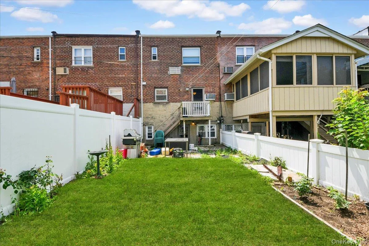3015 Waterbury Avenue, New York, NY, 3 Bedrooms Bedrooms, 7 Rooms Rooms,1 BathroomBathrooms,Residential,For Rent,Waterbury,0,1032754 3015 Waterbury Avenue, New York, NY, 3 Bedrooms Bedrooms, 7 Rooms Rooms,1 BathroomBathrooms,Residential,For Rent,Waterbury,0,1032754