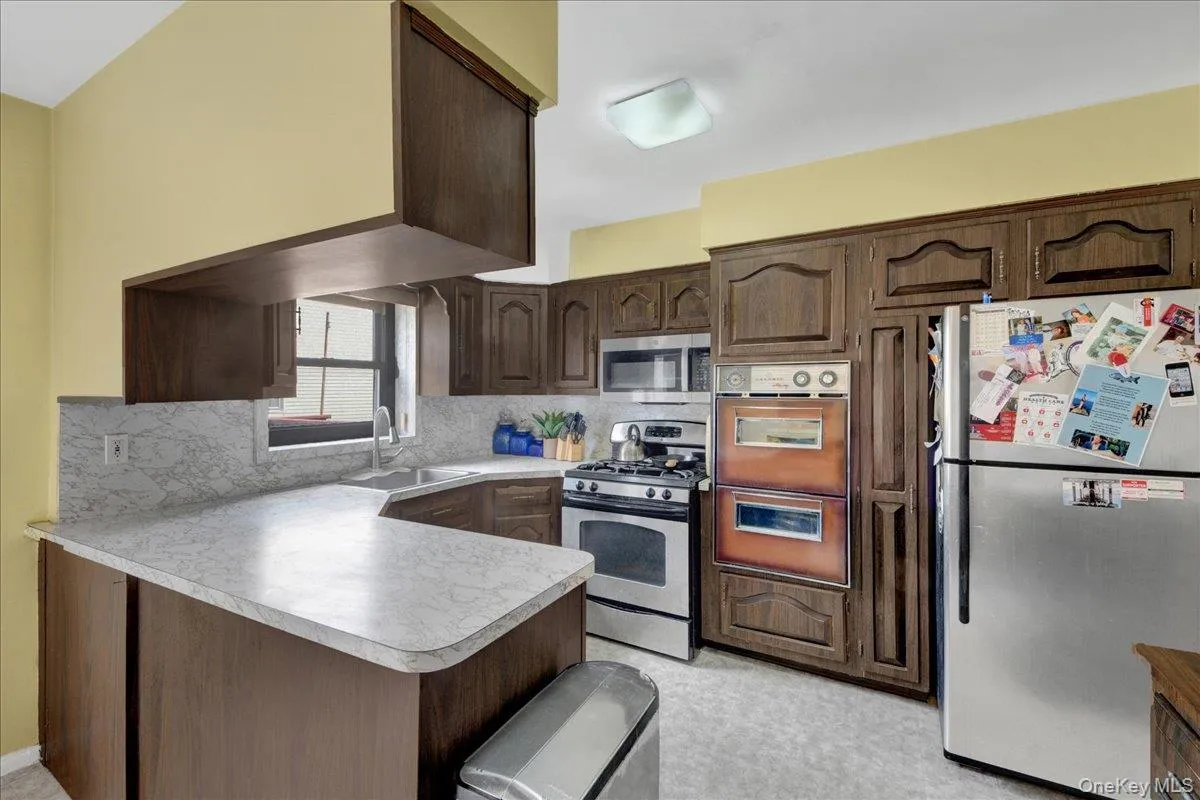 3015 Waterbury Avenue, New York, NY, 3 Bedrooms Bedrooms, 7 Rooms Rooms,1 BathroomBathrooms,Residential,For Rent,Waterbury,0,1032754 3015 Waterbury Avenue, New York, NY, 3 Bedrooms Bedrooms, 7 Rooms Rooms,1 BathroomBathrooms,Residential,For Rent,Waterbury,0,1032754