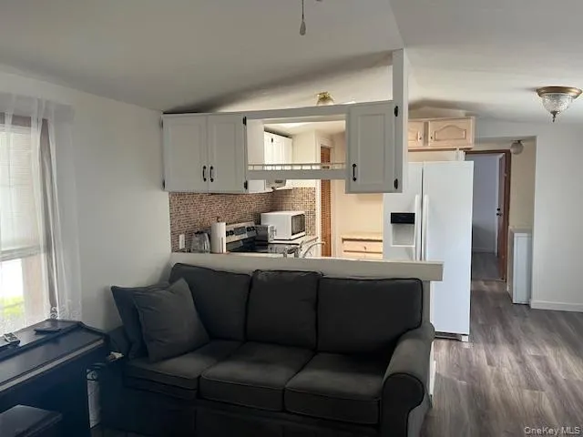 525 Riverleigh Ave, Riverhead, NY, 2 Bedrooms Bedrooms, 6 Rooms Rooms,1 BathroomBathrooms,Residential Lease,For Rent,Riverleigh Ave,0,1032755 525 Riverleigh Ave, Riverhead, NY, 2 Bedrooms Bedrooms, 6 Rooms Rooms,1 BathroomBathrooms,Residential Lease,For Rent,Riverleigh Ave,0,1032755