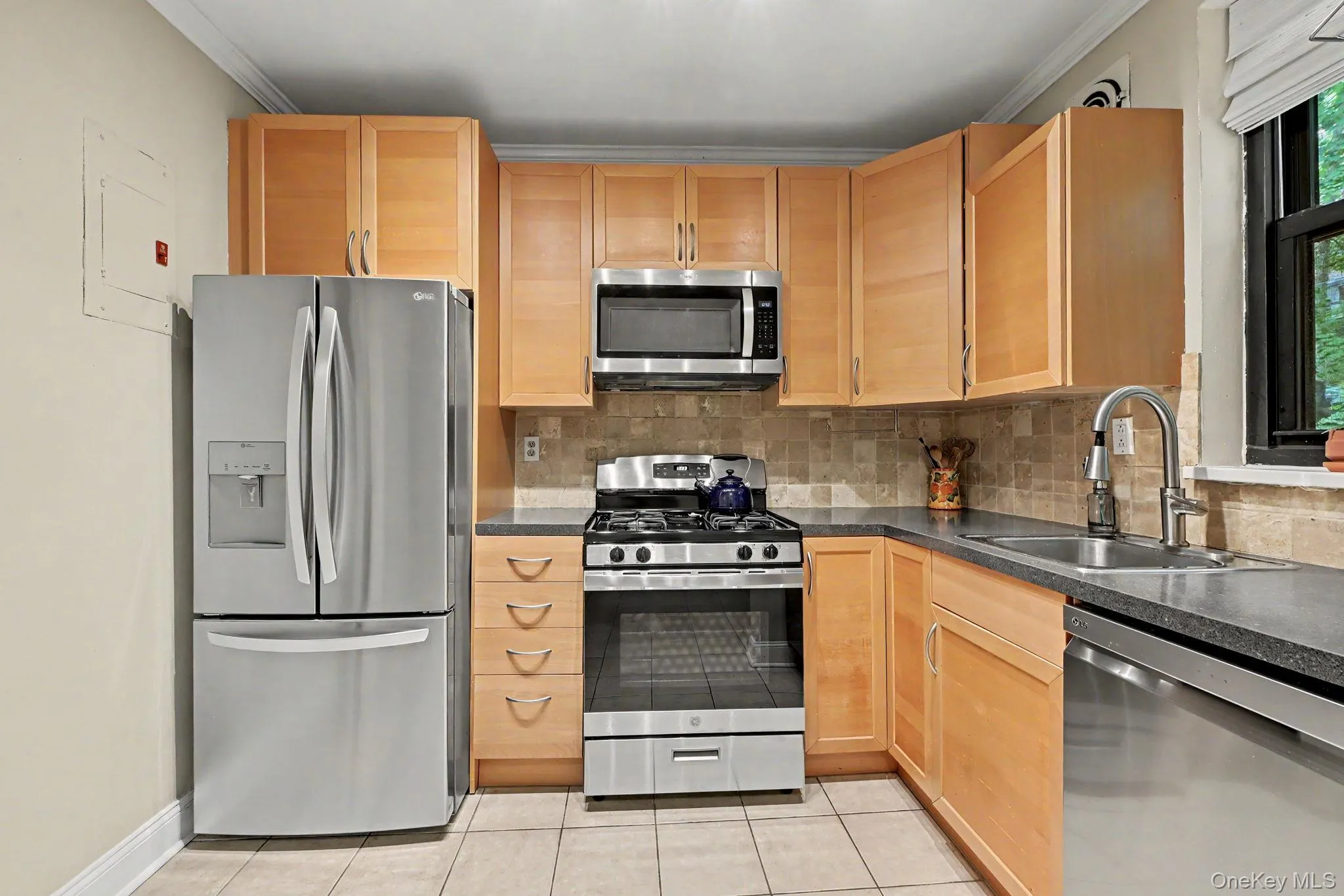 Stainless steel appliances, dishwasher, lots of storage and counter space. Stainless steel appliances, dishwasher, lots of storage and counter space.