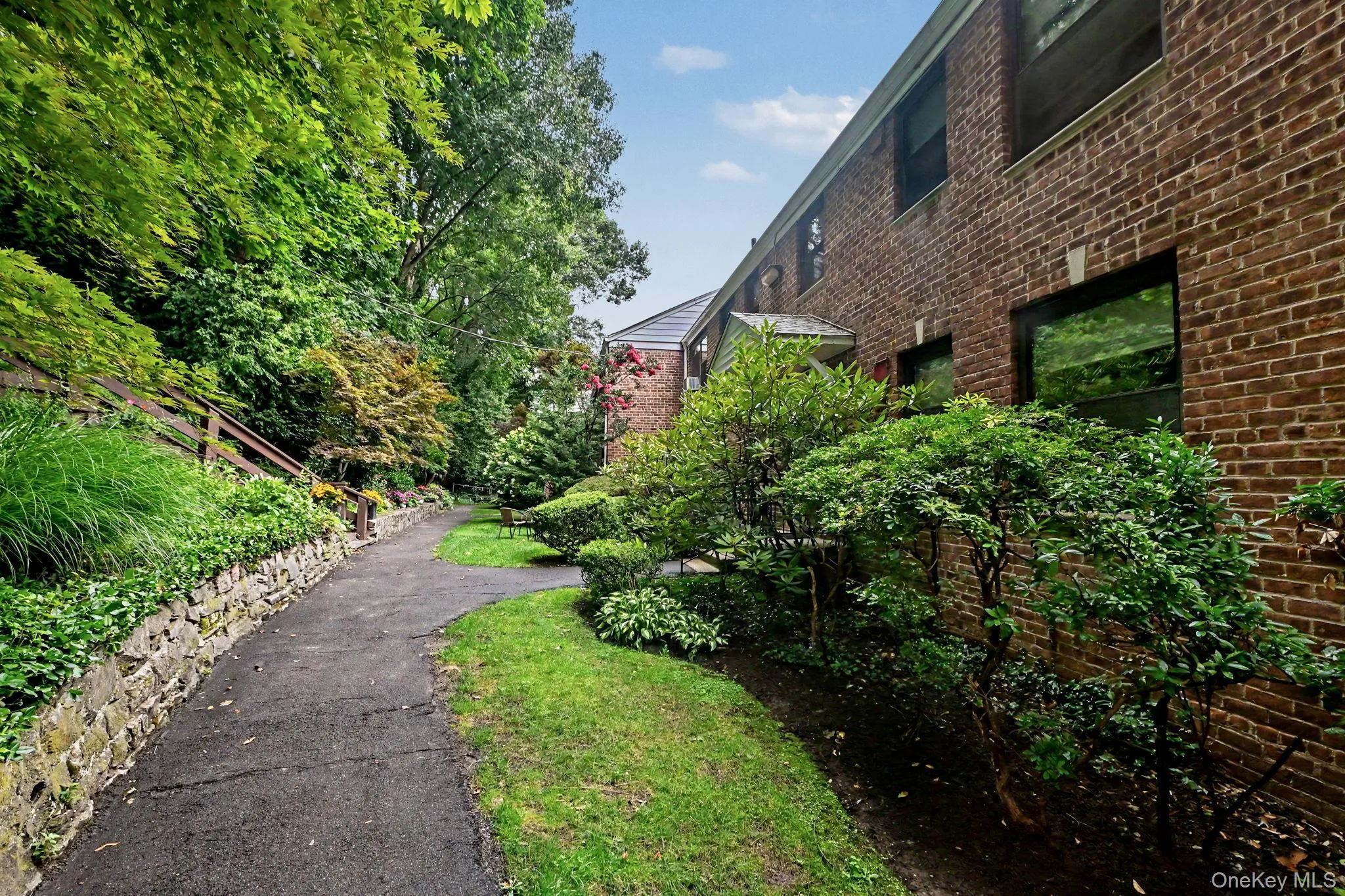 Green space in front of the unit. Green space in front of the unit.