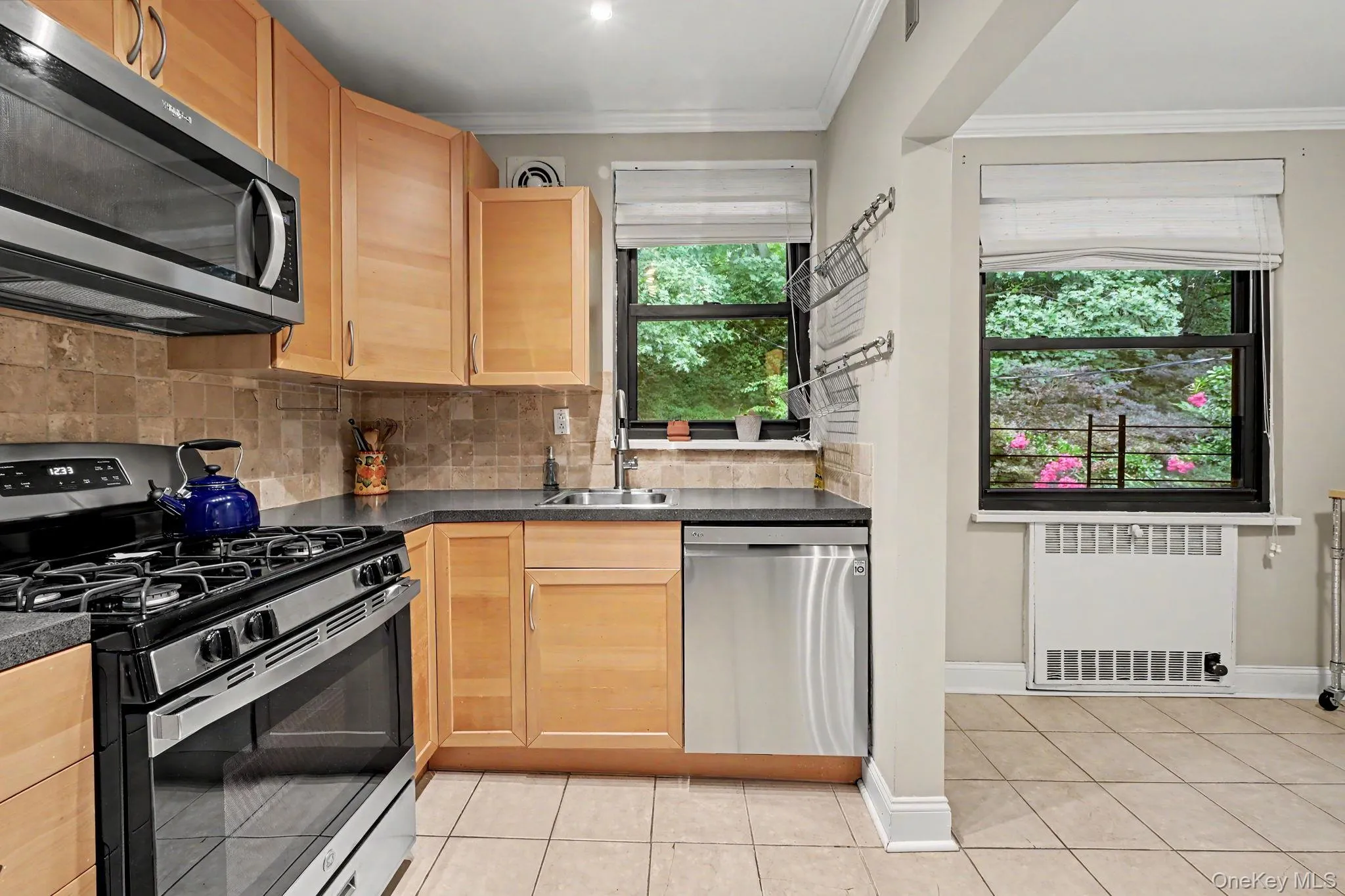 Dishwasher, built in microwave. Dishwasher, built in microwave.