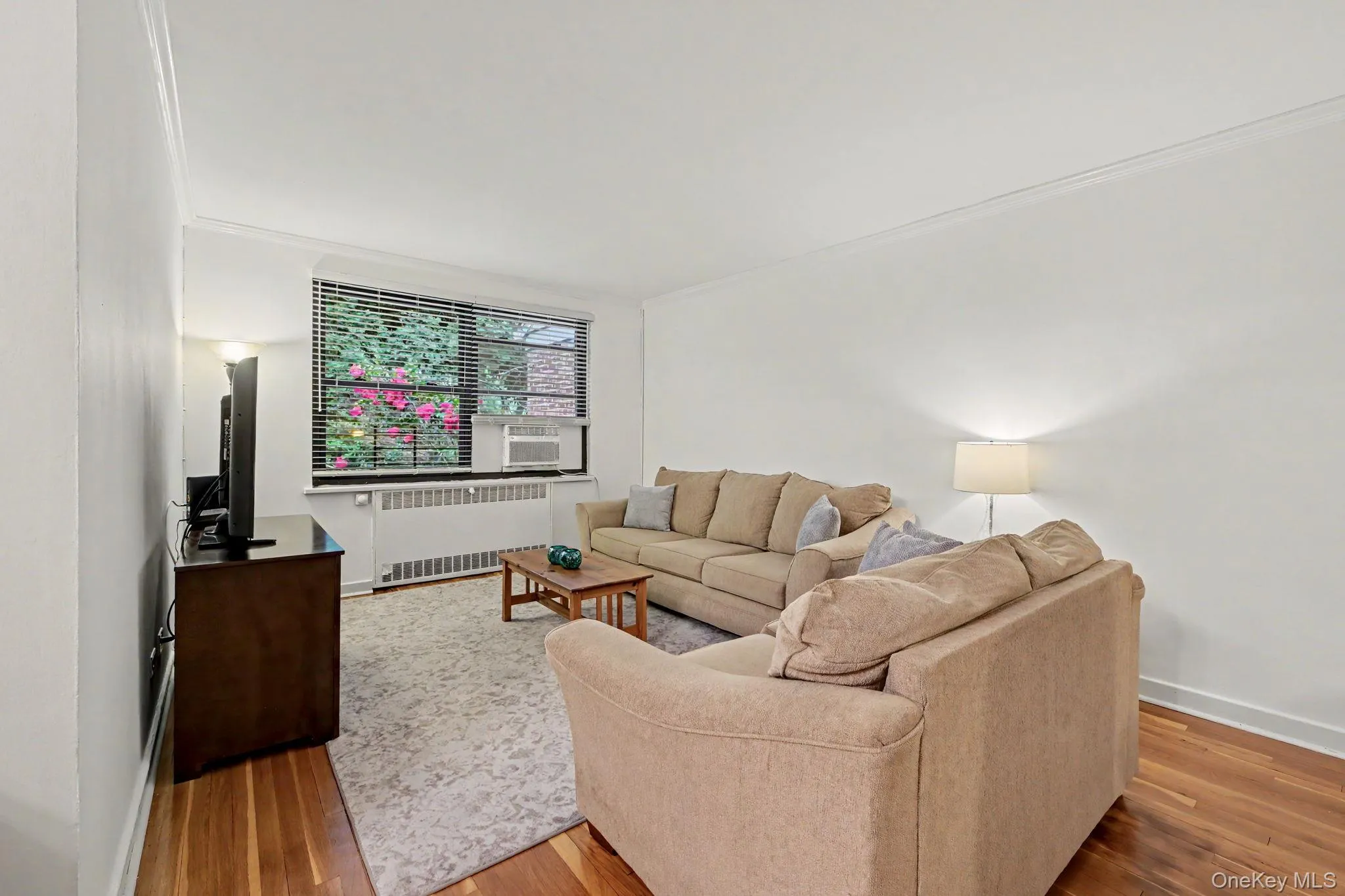 Large living room, lots of space to configure furniture. Large living room, lots of space to configure furniture.