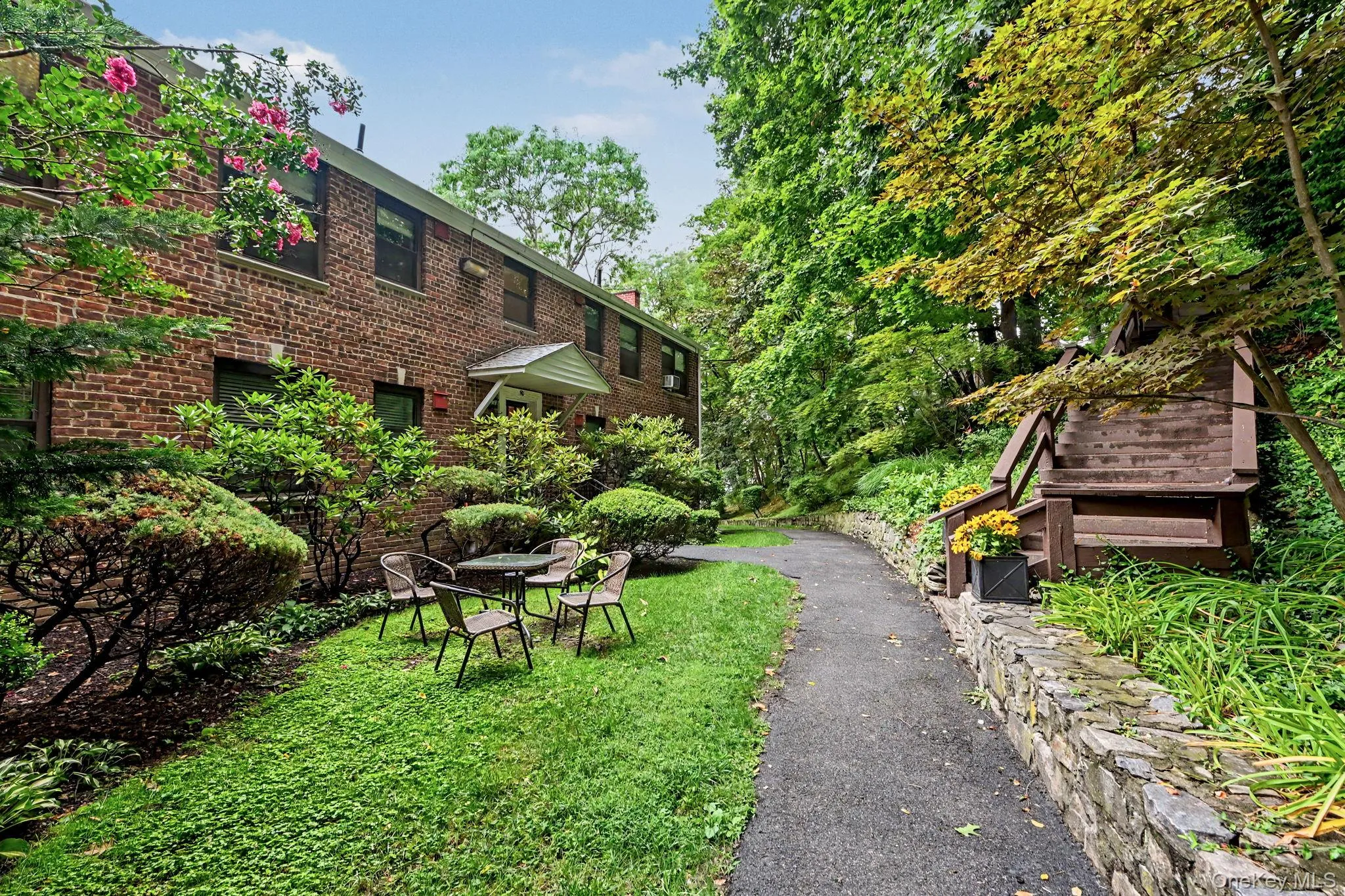 Green space in front of building for owners’ use, you can bring your own outdoor furniture and set up a grill Green space in front of building for owners’ use, you can bring your own outdoor furniture and set up a grill