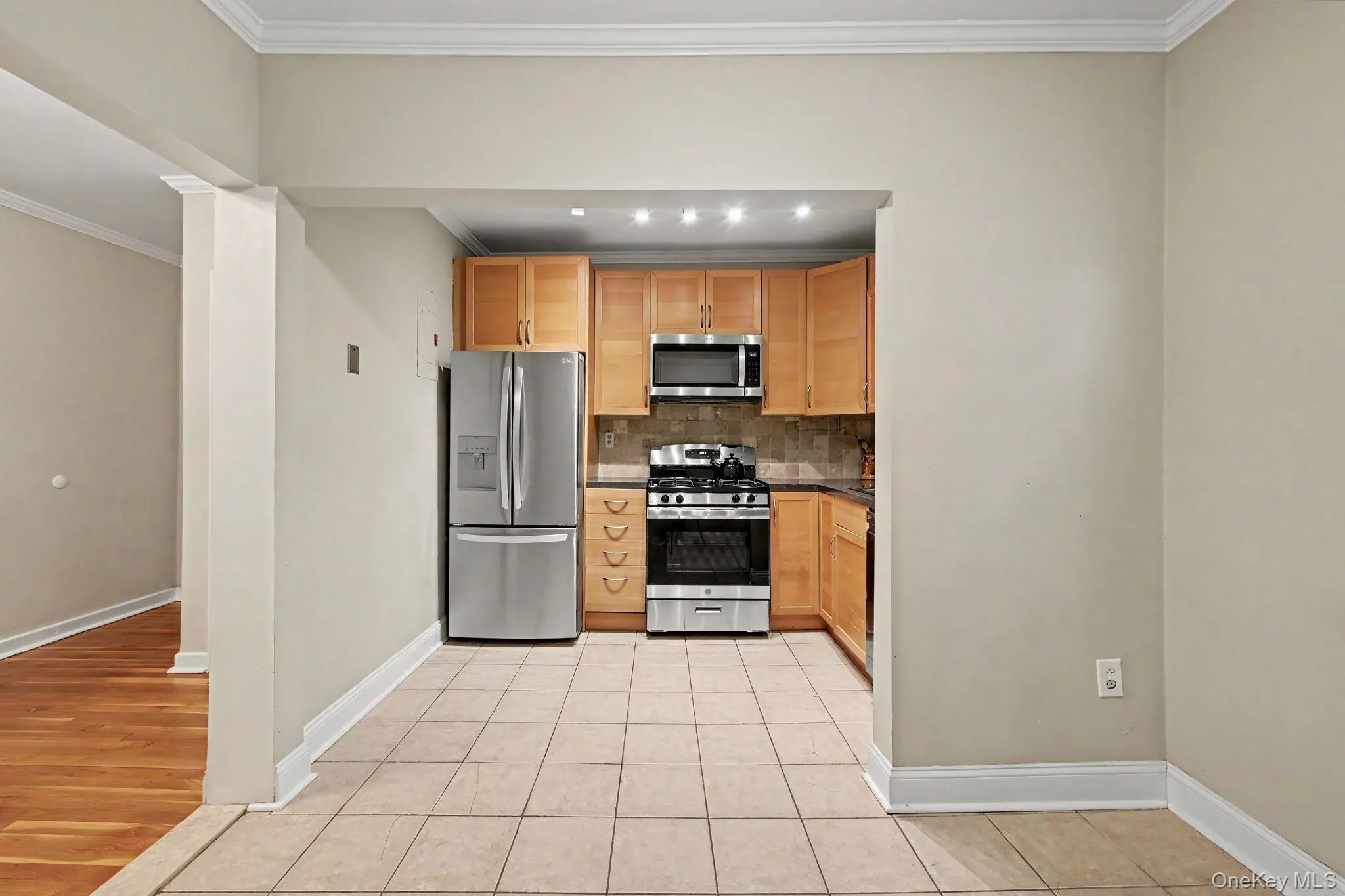Updated eat in kitchen. Updated eat in kitchen.