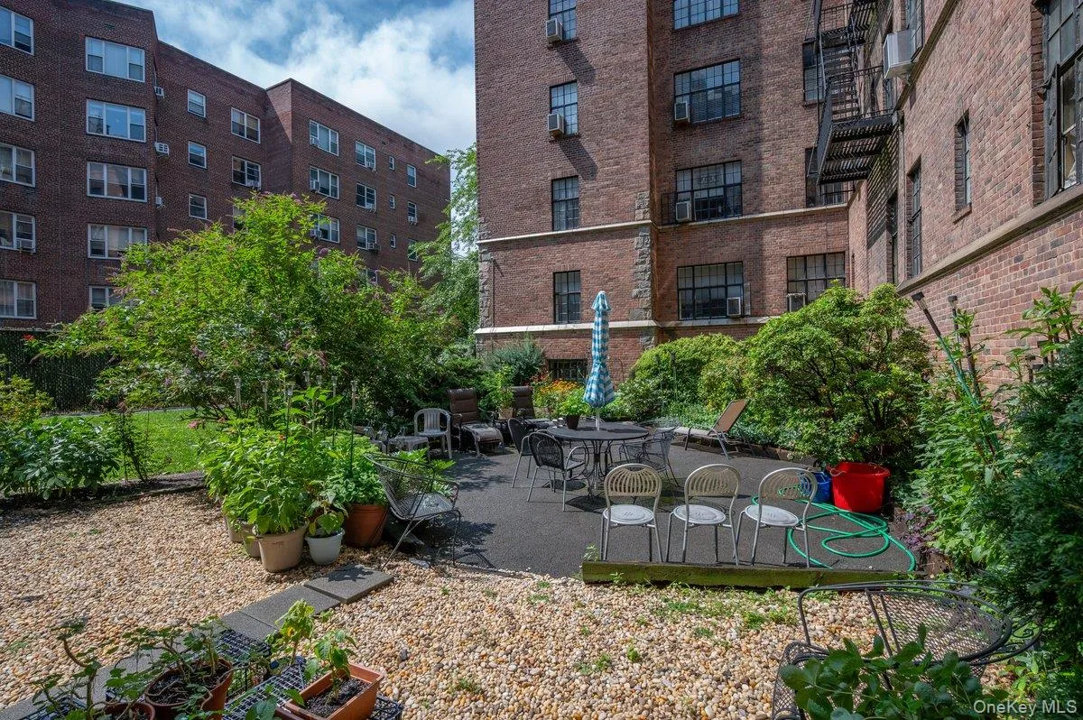 2 Westchester Ave, White Plains, NY, 2 Bedrooms Bedrooms, 7 Rooms Rooms,1 BathroomBathrooms,Residential,For Rent,Westchester Ave,0,1032776 2 Westchester Ave, White Plains, NY, 2 Bedrooms Bedrooms, 7 Rooms Rooms,1 BathroomBathrooms,Residential,For Rent,Westchester Ave,0,1032776