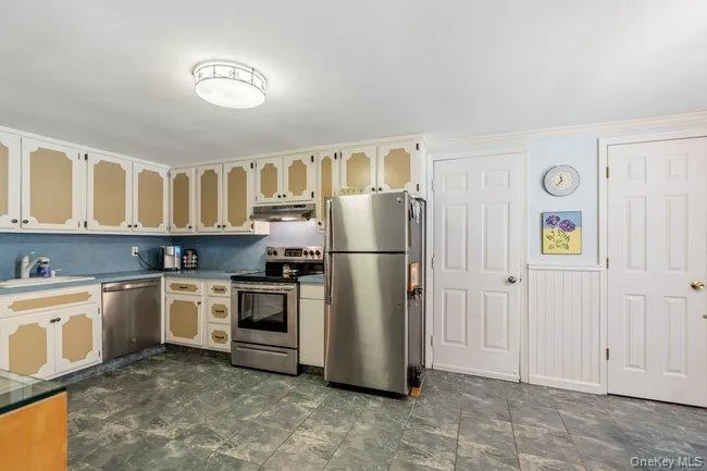1 Grendon Lane, Brookhaven, NY, 3 Bedrooms Bedrooms, 7 Rooms Rooms,1 BathroomBathrooms,Residential,For Rent,Grendon,0,1032807 1 Grendon Lane, Brookhaven, NY, 3 Bedrooms Bedrooms, 7 Rooms Rooms,1 BathroomBathrooms,Residential,For Rent,Grendon,0,1032807