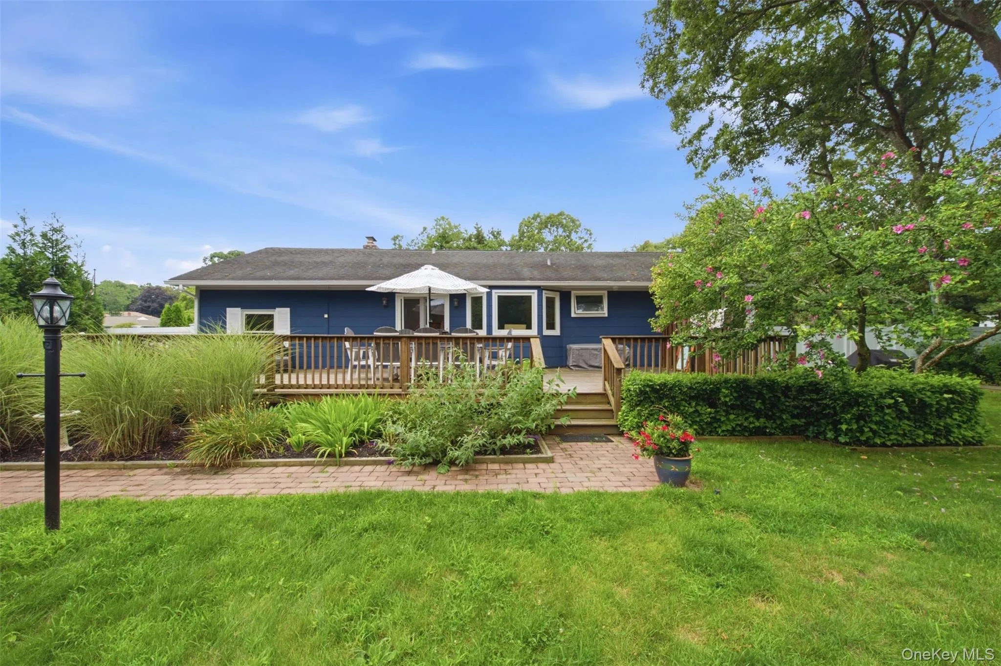 Beautifully landscaped with colorful flowers blooming throughout the year! Beautifully landscaped with colorful flowers blooming throughout the year!