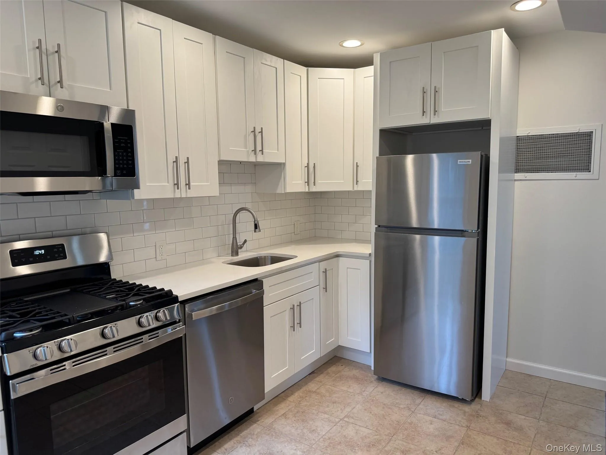 11 Shore Road, North Hempstead, NY, 2 Bedrooms Bedrooms, 4 Rooms Rooms,1 BathroomBathrooms,Residential Lease,For Rent,Shore,0,1032843 11 Shore Road, North Hempstead, NY, 2 Bedrooms Bedrooms, 4 Rooms Rooms,1 BathroomBathrooms,Residential Lease,For Rent,Shore,0,1032843