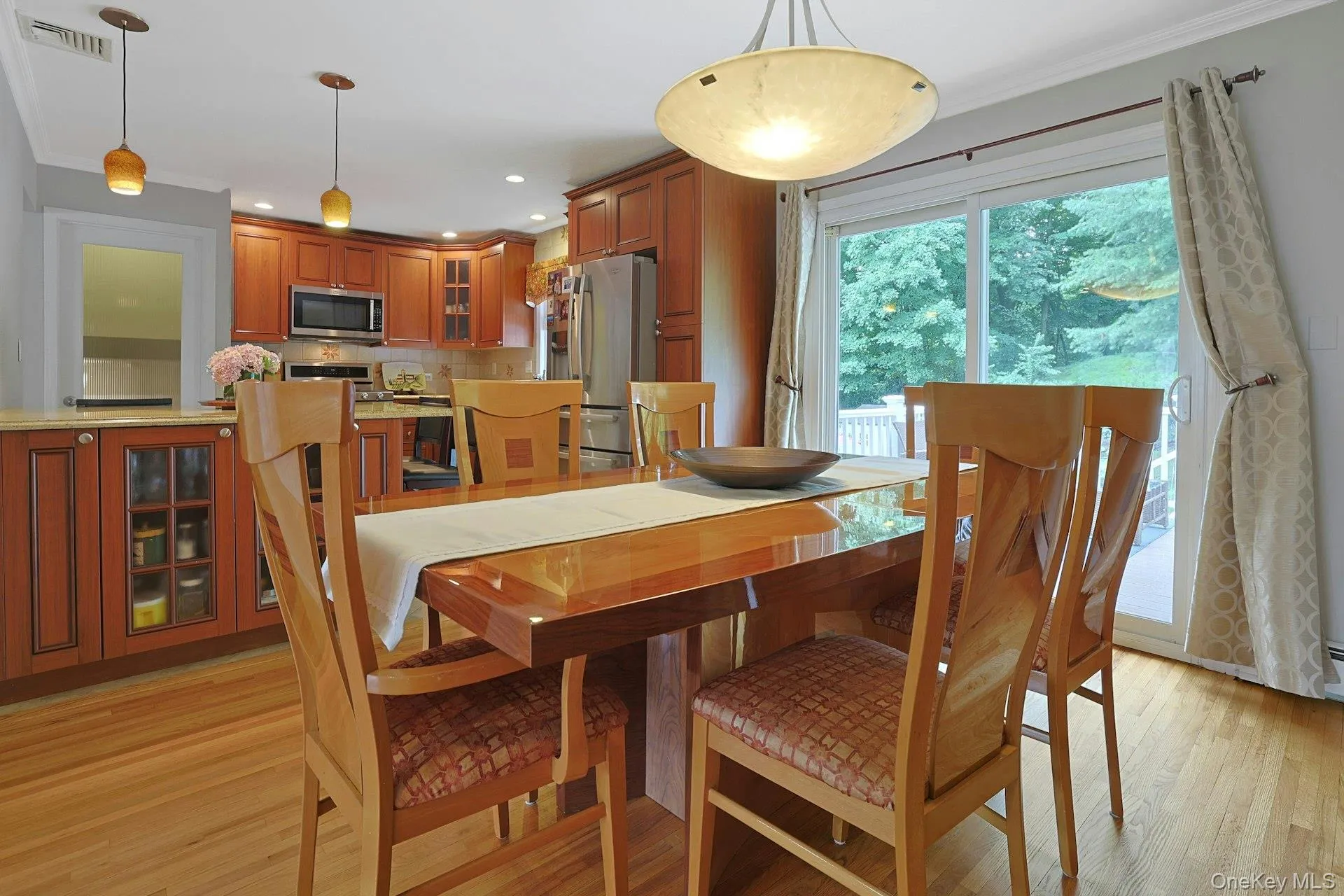 Dining area-great for entertaining Dining area-great for entertaining