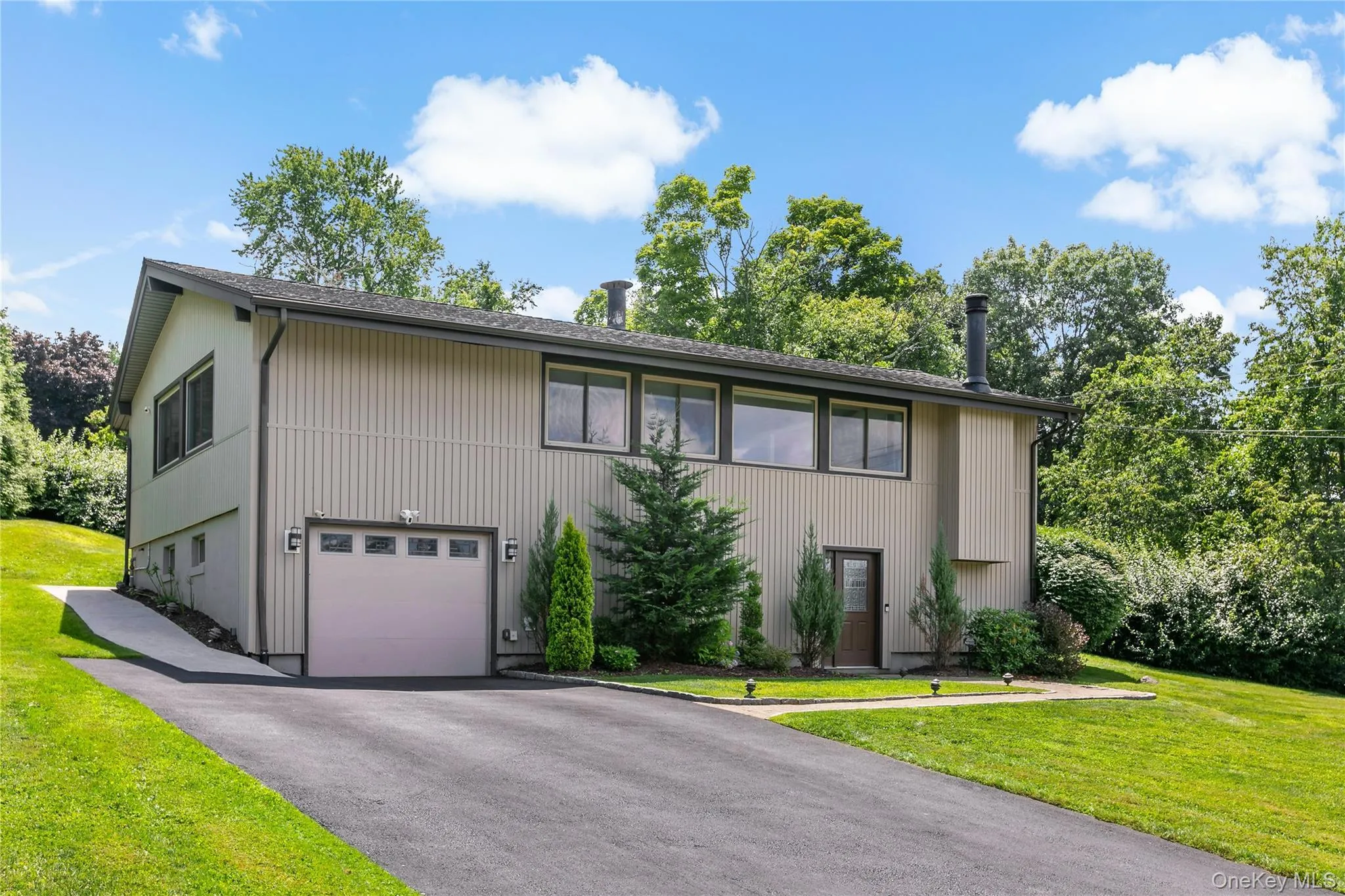 Elegant new path directly to pool and entertaining area. Elegant new path directly to pool and entertaining area.