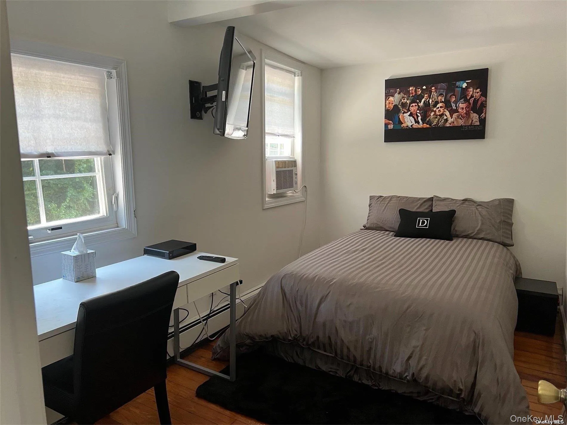 2nd bedroom with full size bed 2nd bedroom with full size bed