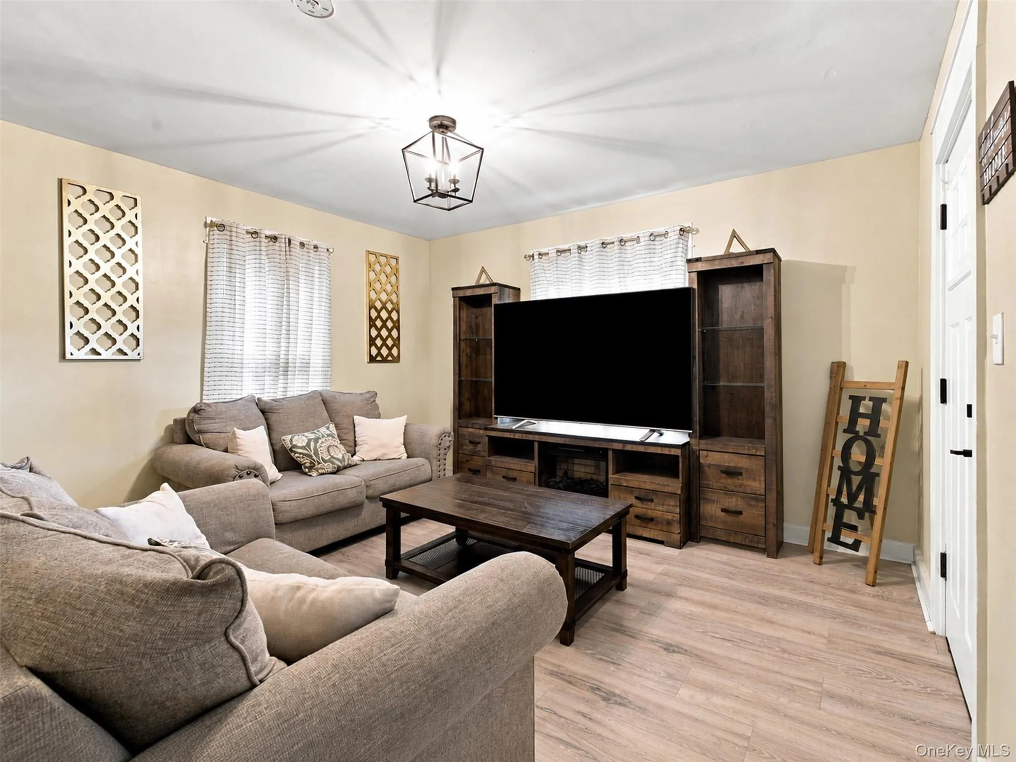 21 Shuit Place, Woodbury, NY, 3 Bedrooms Bedrooms, 6 Rooms Rooms,1 BathroomBathrooms,Residential,For Rent,Shuit,0,1032942 21 Shuit Place, Woodbury, NY, 3 Bedrooms Bedrooms, 6 Rooms Rooms,1 BathroomBathrooms,Residential,For Rent,Shuit,0,1032942