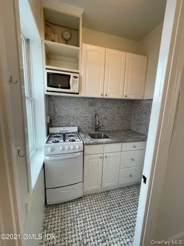 271 Greenwich Avenue, Greenwich, CT, 1 Bedroom Bedrooms, 4 Room Rooms,1 BathroomBathrooms,Residential Lease,For Rent,Greenwich,0,1032951 271 Greenwich Avenue, Greenwich, CT, 1 Bedroom Bedrooms, 4 Room Rooms,1 BathroomBathrooms,Residential Lease,For Rent,Greenwich,0,1032951