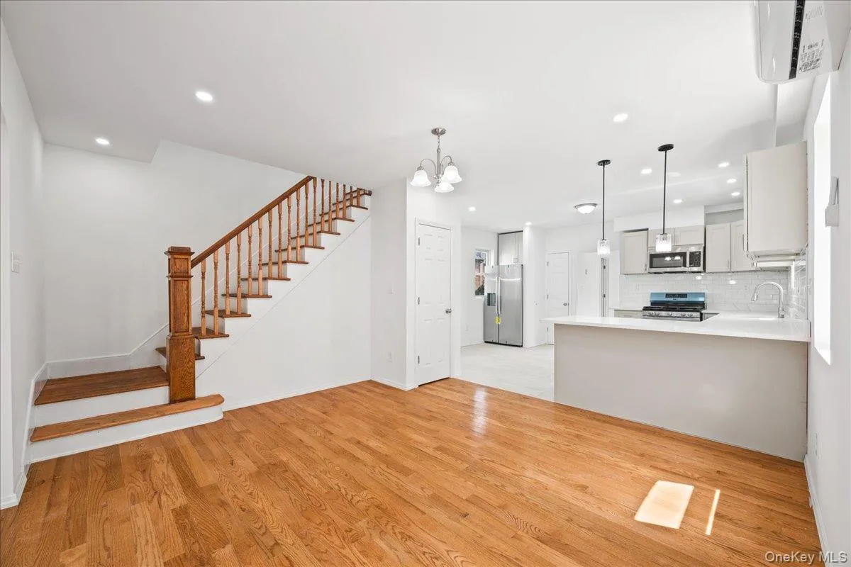 4084 Seton Avenue, New York, NY, 3 Bedrooms Bedrooms, 8 Rooms Rooms,3 BathroomsBathrooms,Residential,For Rent,Seton,0,1032952 4084 Seton Avenue, New York, NY, 3 Bedrooms Bedrooms, 8 Rooms Rooms,3 BathroomsBathrooms,Residential,For Rent,Seton,0,1032952