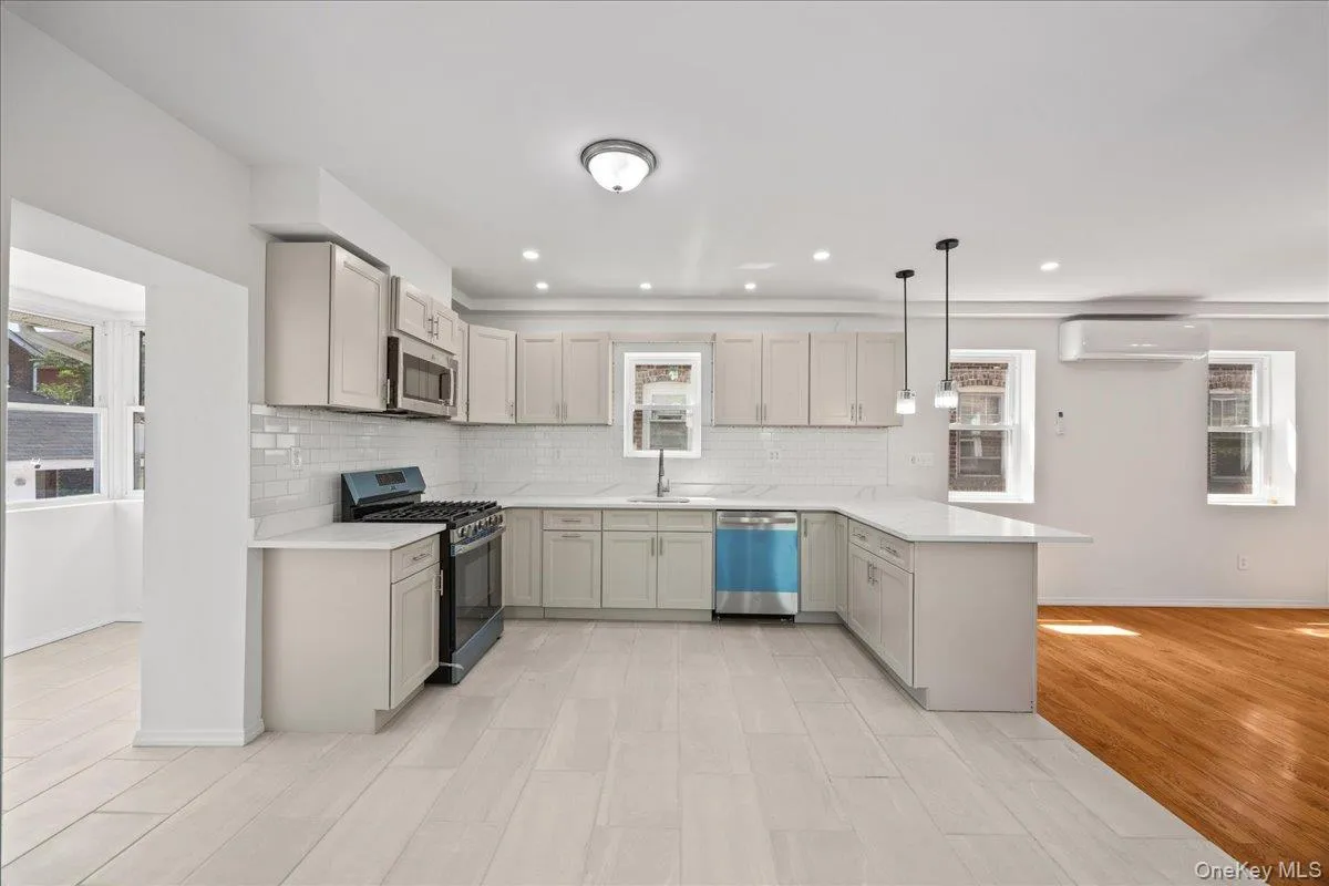 4084 Seton Avenue, New York, NY, 3 Bedrooms Bedrooms, 8 Rooms Rooms,3 BathroomsBathrooms,Residential,For Rent,Seton,0,1032952 4084 Seton Avenue, New York, NY, 3 Bedrooms Bedrooms, 8 Rooms Rooms,3 BathroomsBathrooms,Residential,For Rent,Seton,0,1032952