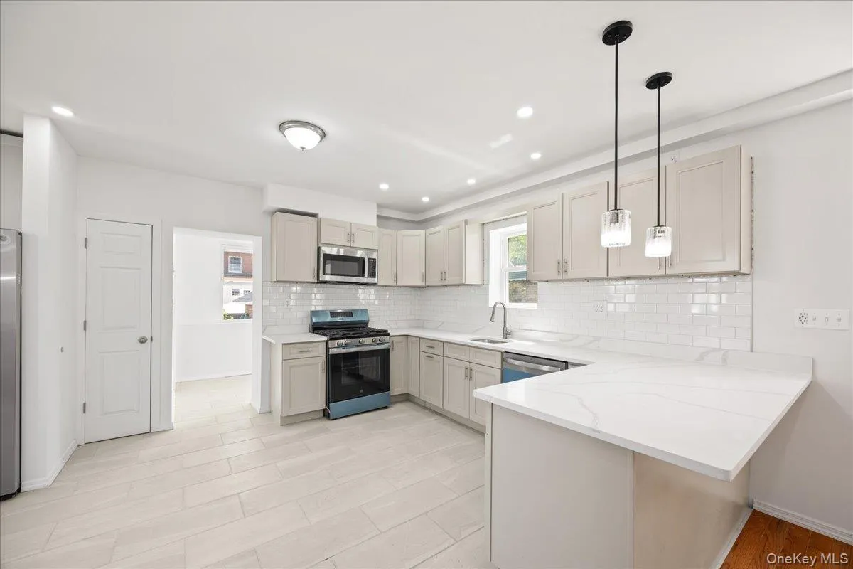4084 Seton Avenue, New York, NY, 3 Bedrooms Bedrooms, 8 Rooms Rooms,3 BathroomsBathrooms,Residential,For Rent,Seton,0,1032952 4084 Seton Avenue, New York, NY, 3 Bedrooms Bedrooms, 8 Rooms Rooms,3 BathroomsBathrooms,Residential,For Rent,Seton,0,1032952