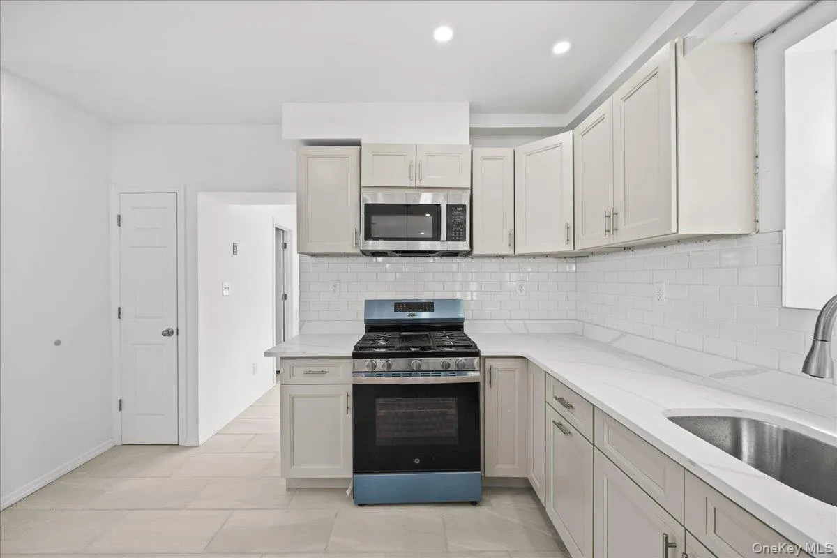 4084 Seton Avenue, New York, NY, 3 Bedrooms Bedrooms, 8 Rooms Rooms,3 BathroomsBathrooms,Residential,For Rent,Seton,0,1032952 4084 Seton Avenue, New York, NY, 3 Bedrooms Bedrooms, 8 Rooms Rooms,3 BathroomsBathrooms,Residential,For Rent,Seton,0,1032952