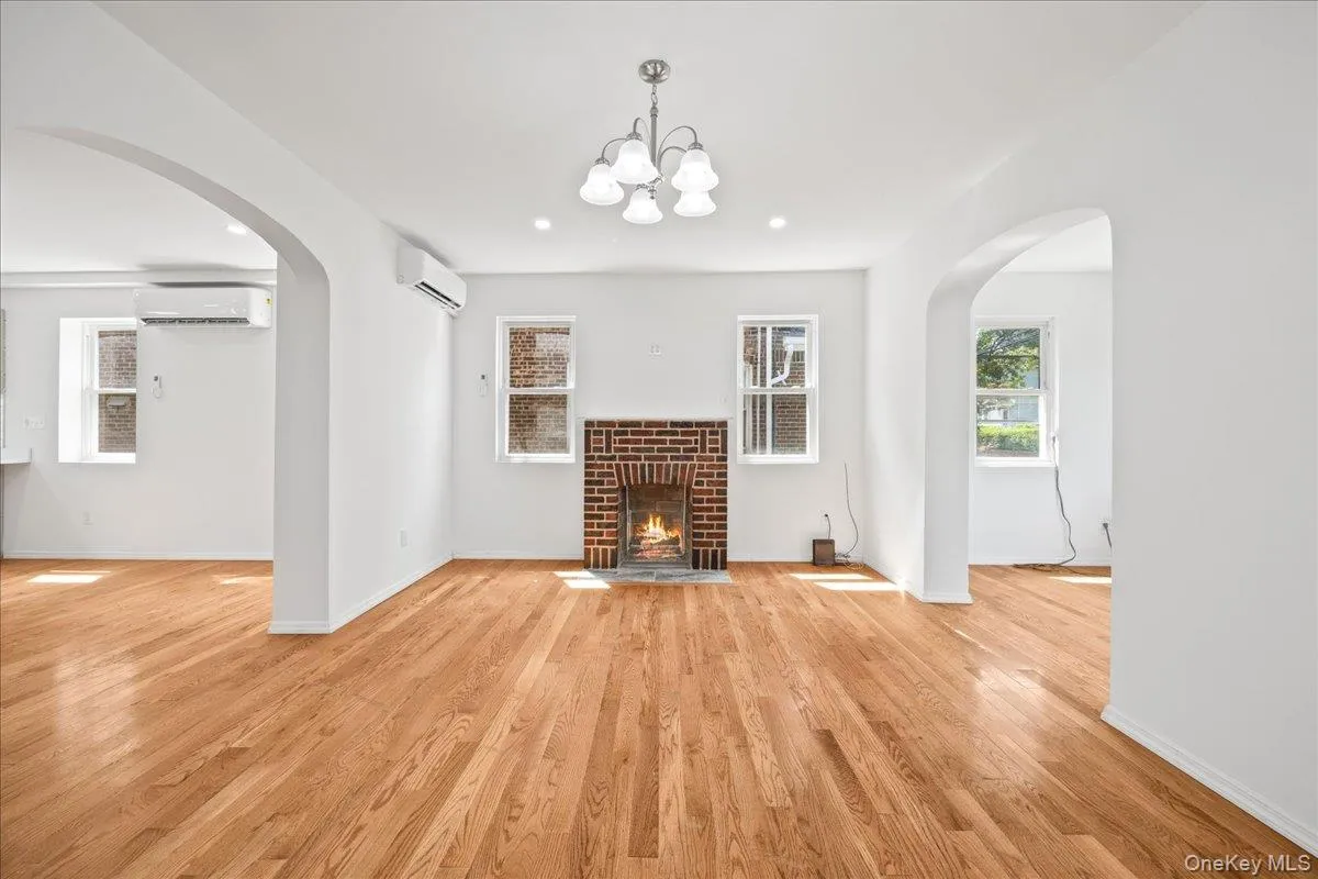 4084 Seton Avenue, New York, NY, 3 Bedrooms Bedrooms, 8 Rooms Rooms,3 BathroomsBathrooms,Residential,For Rent,Seton,0,1032952 4084 Seton Avenue, New York, NY, 3 Bedrooms Bedrooms, 8 Rooms Rooms,3 BathroomsBathrooms,Residential,For Rent,Seton,0,1032952