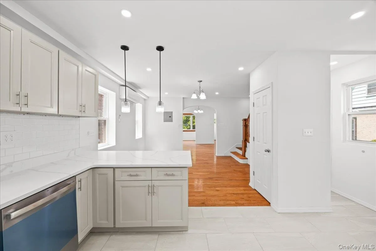 4084 Seton Avenue, New York, NY, 3 Bedrooms Bedrooms, 8 Rooms Rooms,3 BathroomsBathrooms,Residential,For Rent,Seton,0,1032952 4084 Seton Avenue, New York, NY, 3 Bedrooms Bedrooms, 8 Rooms Rooms,3 BathroomsBathrooms,Residential,For Rent,Seton,0,1032952