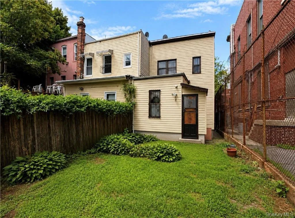 123 Milford Street, New York, NY, 3 Bedrooms Bedrooms, 6 Rooms Rooms,1 BathroomBathrooms,Residential,For Rent,Milford,0,1032959 123 Milford Street, New York, NY, 3 Bedrooms Bedrooms, 6 Rooms Rooms,1 BathroomBathrooms,Residential,For Rent,Milford,0,1032959