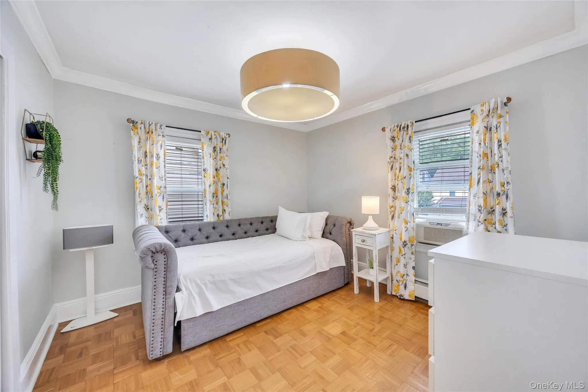 Parquet wood-finish flooring with perimeter baseboard molding Parquet wood-finish flooring with perimeter baseboard molding