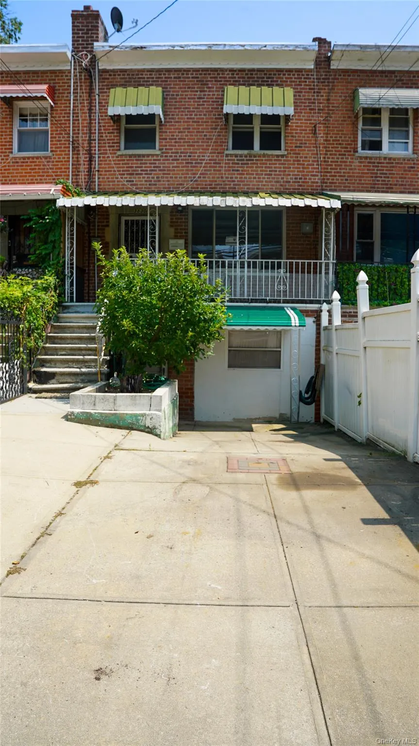 3830 Barnes Avenue, New York, NY, 4 Bedrooms Bedrooms, 7 Rooms Rooms,2 BathroomsBathrooms,Residential,For Rent,Barnes,0,1033008 3830 Barnes Avenue, New York, NY, 4 Bedrooms Bedrooms, 7 Rooms Rooms,2 BathroomsBathrooms,Residential,For Rent,Barnes,0,1033008