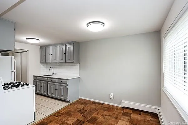 178 Jervis Avenue, Babylon, NY, 1 Bedroom Bedrooms, 4 Rooms Rooms,1 BathroomBathrooms,Residential Lease,For Rent,Jervis,0,1033016 178 Jervis Avenue, Babylon, NY, 1 Bedroom Bedrooms, 4 Rooms Rooms,1 BathroomBathrooms,Residential Lease,For Rent,Jervis,0,1033016