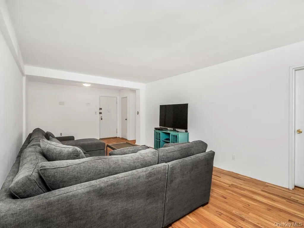 2736 Independence Avenue, New York, NY, 1 Bedroom Bedrooms, 3 Rooms Rooms,1 BathroomBathrooms,Residential,For Rent,Independence,0,1033022 2736 Independence Avenue, New York, NY, 1 Bedroom Bedrooms, 3 Rooms Rooms,1 BathroomBathrooms,Residential,For Rent,Independence,0,1033022