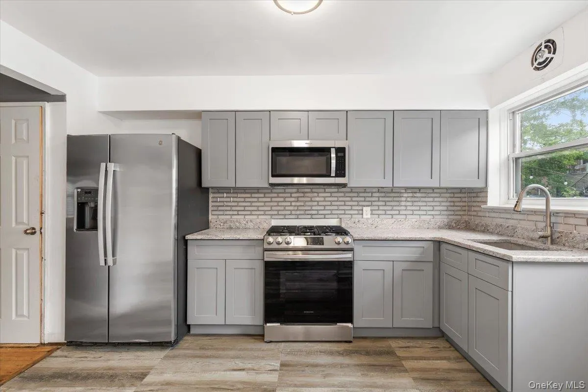 1319 Hicks Street, New York, NY, 3 Bedrooms Bedrooms, 6 Rooms Rooms,1 BathroomBathrooms,Residential,For Rent,Hicks,0,1033031 1319 Hicks Street, New York, NY, 3 Bedrooms Bedrooms, 6 Rooms Rooms,1 BathroomBathrooms,Residential,For Rent,Hicks,0,1033031