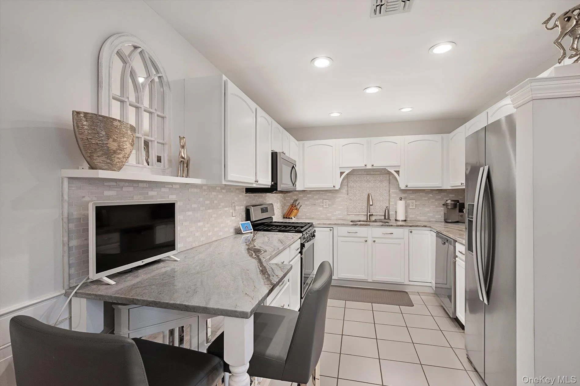 Updated Kitchen w Stainless Steel Appliances Updated Kitchen w Stainless Steel Appliances