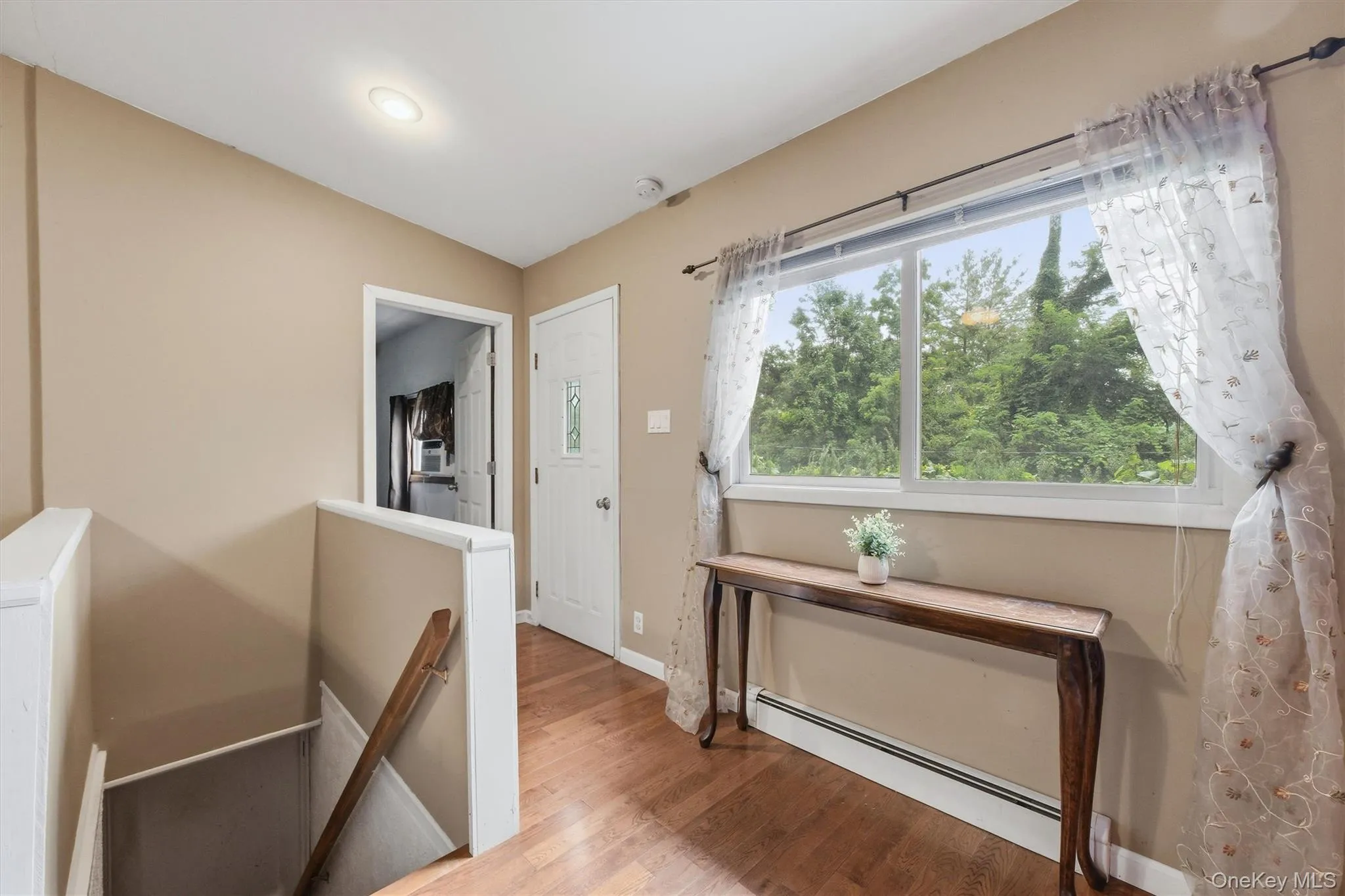 Large double window provides morning sunshine. Large double window provides morning sunshine.