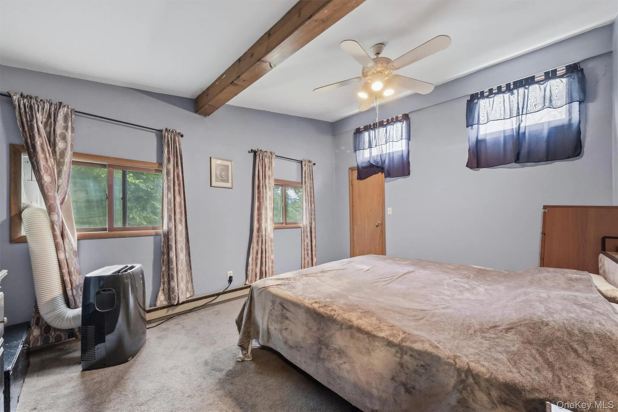 The ceiling fan and high ceilings provides for a relaxing atmosphere The ceiling fan and high ceilings provides for a relaxing atmosphere