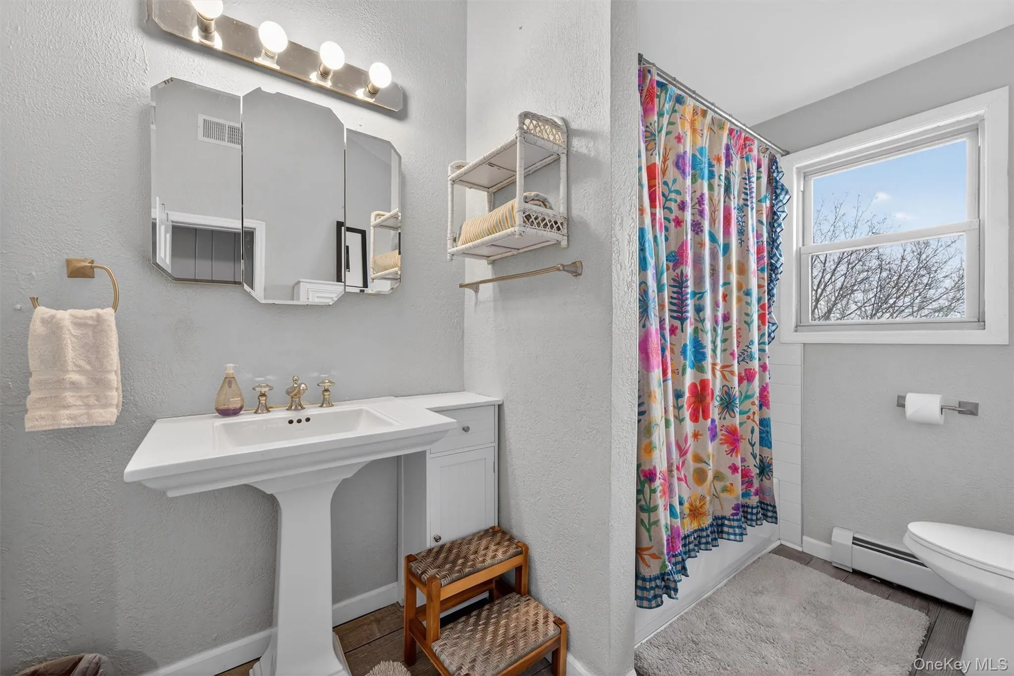 2nd floor full bathroom. 2nd floor full bathroom.