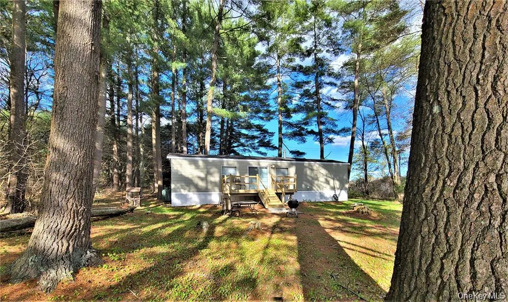 Manufactured mobile home with a front lawn Manufactured mobile home with a front lawn