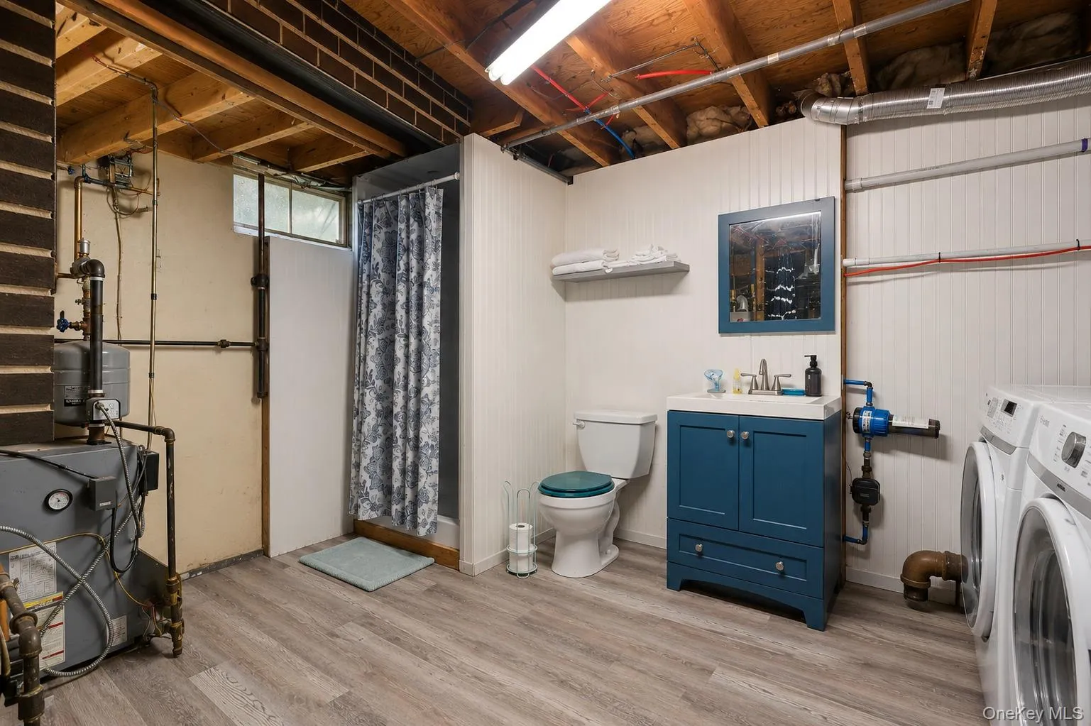 Functional bath is combined with the laundry room. Functional bath is combined with the laundry room.