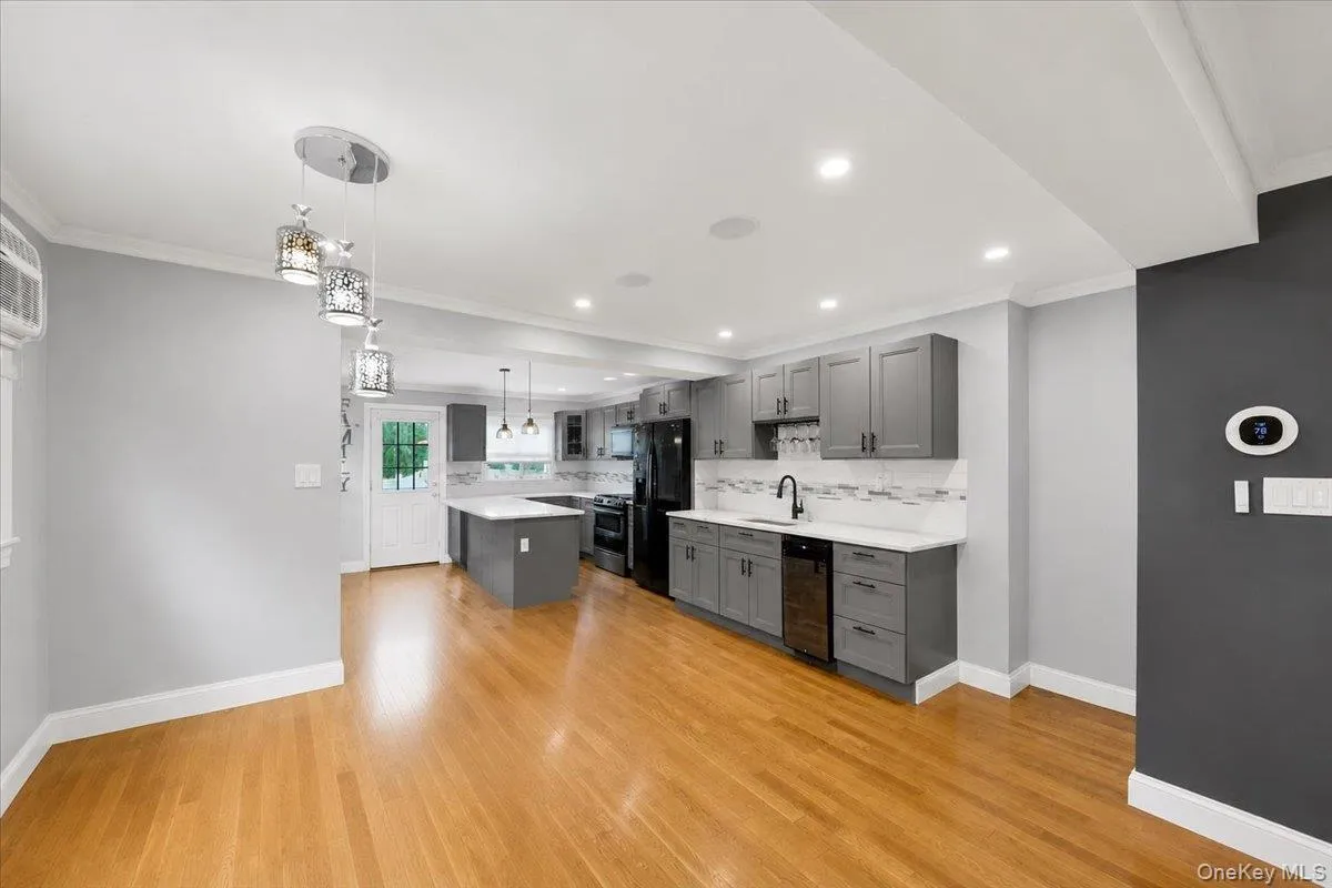 2565 Westervelt Avenue, New York, NY, 3 Bedrooms Bedrooms, 6 Rooms Rooms,1 BathroomBathrooms,Residential,For Rent,Westervelt,0,1033098 2565 Westervelt Avenue, New York, NY, 3 Bedrooms Bedrooms, 6 Rooms Rooms,1 BathroomBathrooms,Residential,For Rent,Westervelt,0,1033098