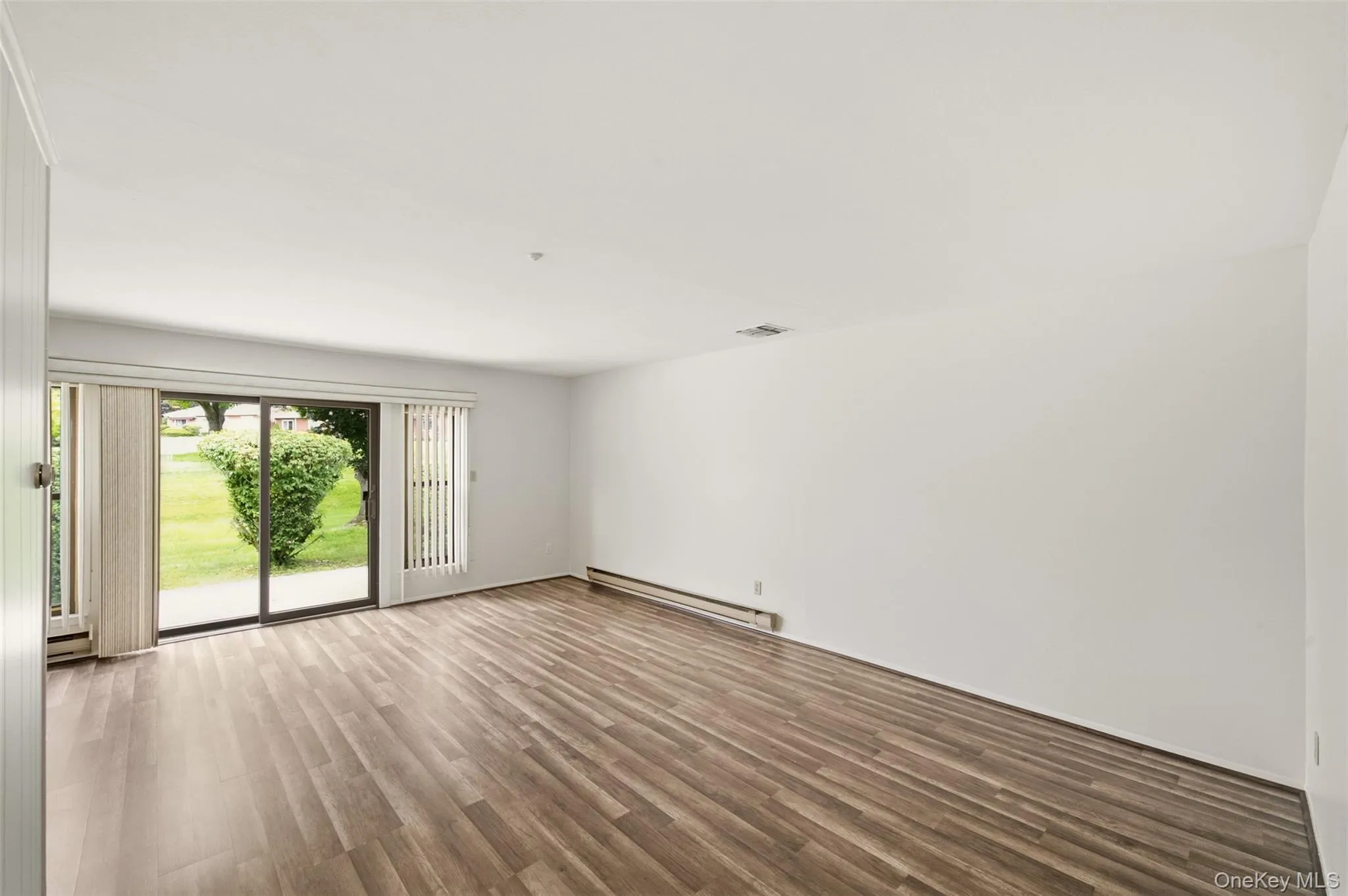 1006 Cabot Path, Smithtown, NY, 1 Bedroom Bedrooms, 4 Rooms Rooms,1 BathroomBathrooms,Residential,For Rent,Cabot,0,1033101 1006 Cabot Path, Smithtown, NY, 1 Bedroom Bedrooms, 4 Rooms Rooms,1 BathroomBathrooms,Residential,For Rent,Cabot,0,1033101
